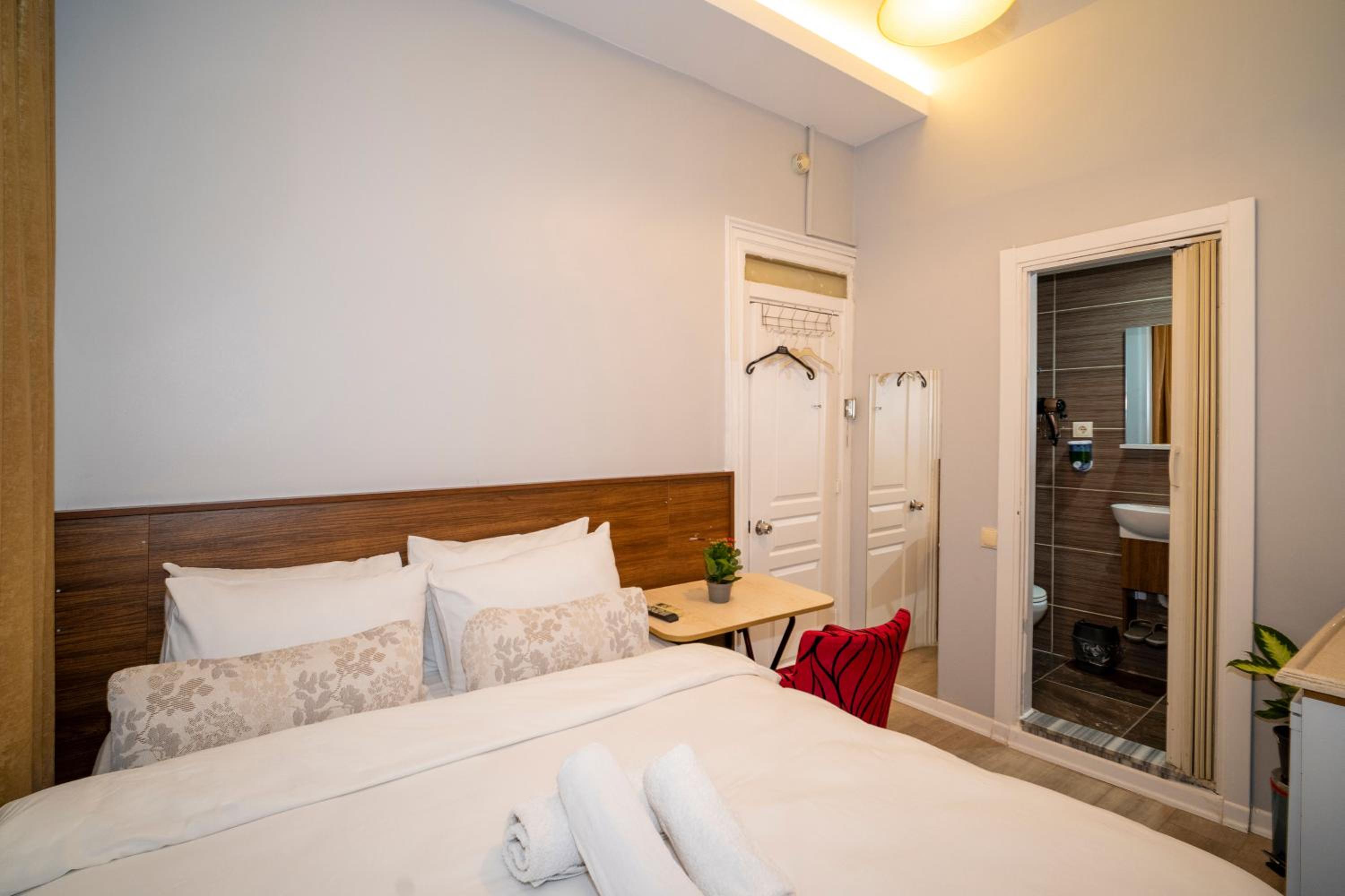 Budget Double Room photo 1