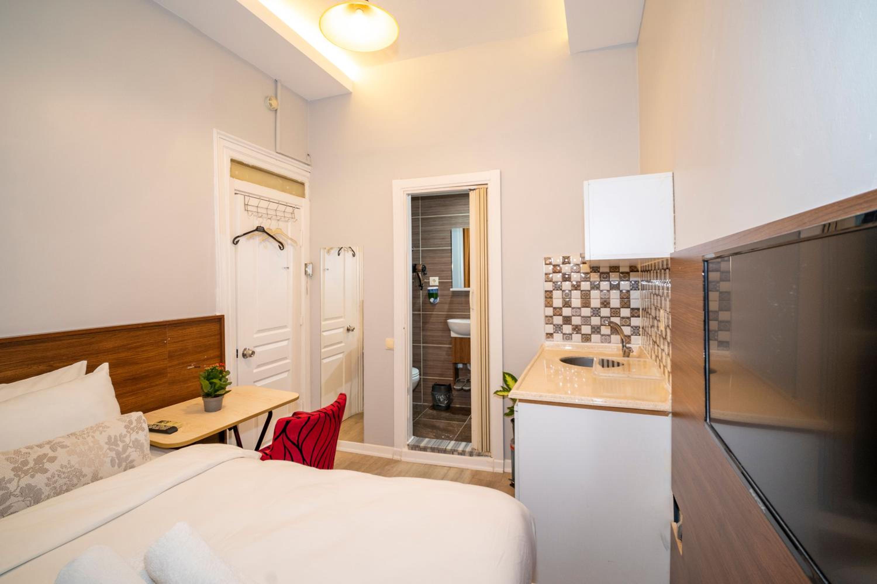 Budget Double Room photo 2