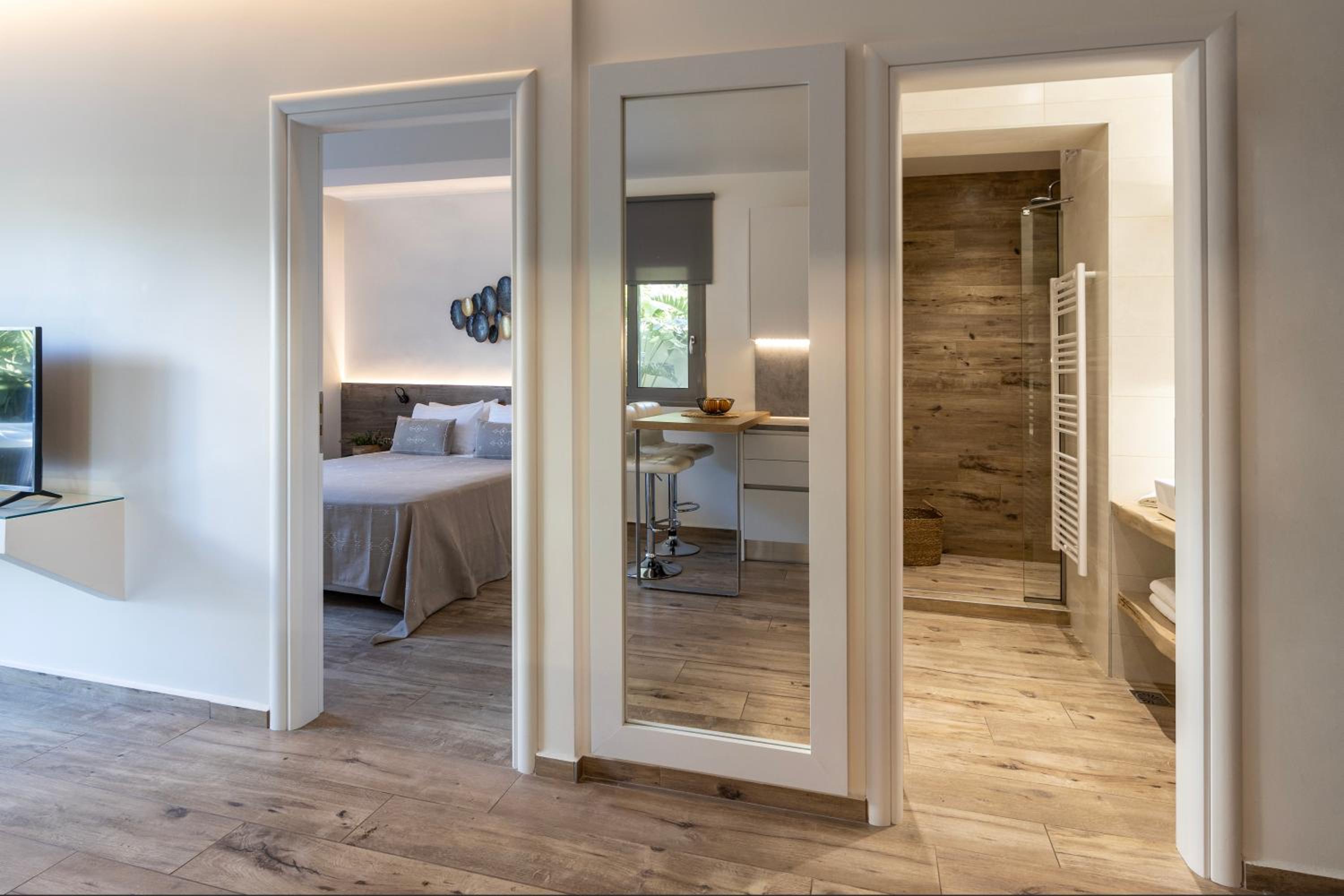 Deluxe Suite with Spa Bath
