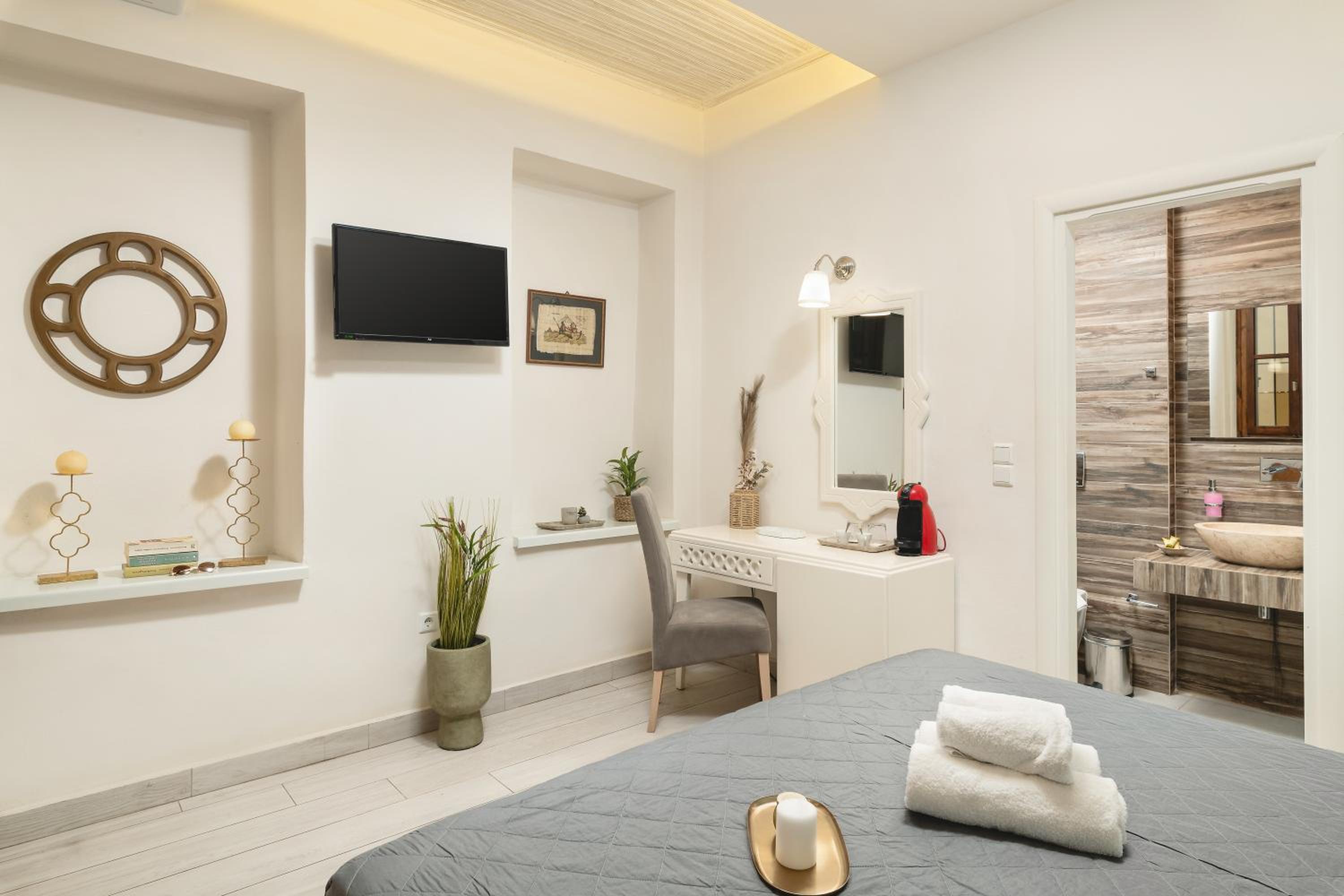 Standard Double or Twin Room thumbnail 5