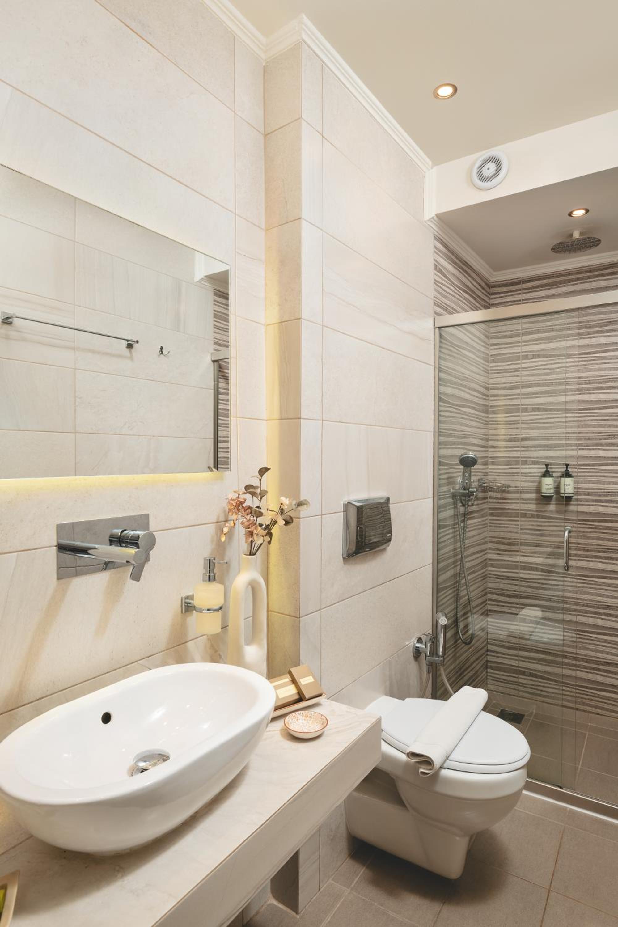 Standard Double or Twin Room thumbnail 6