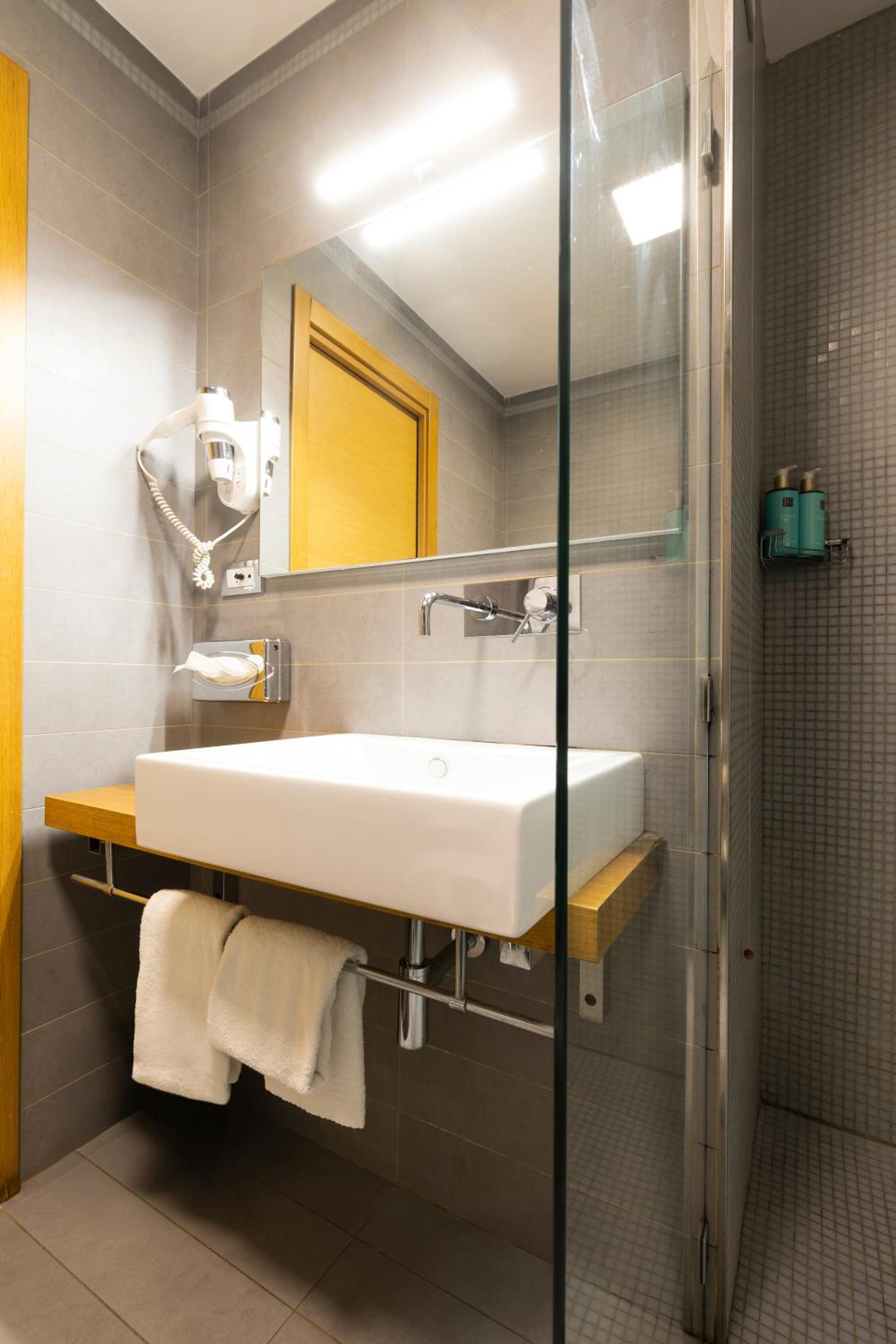 Standard Double Room - Photo 2