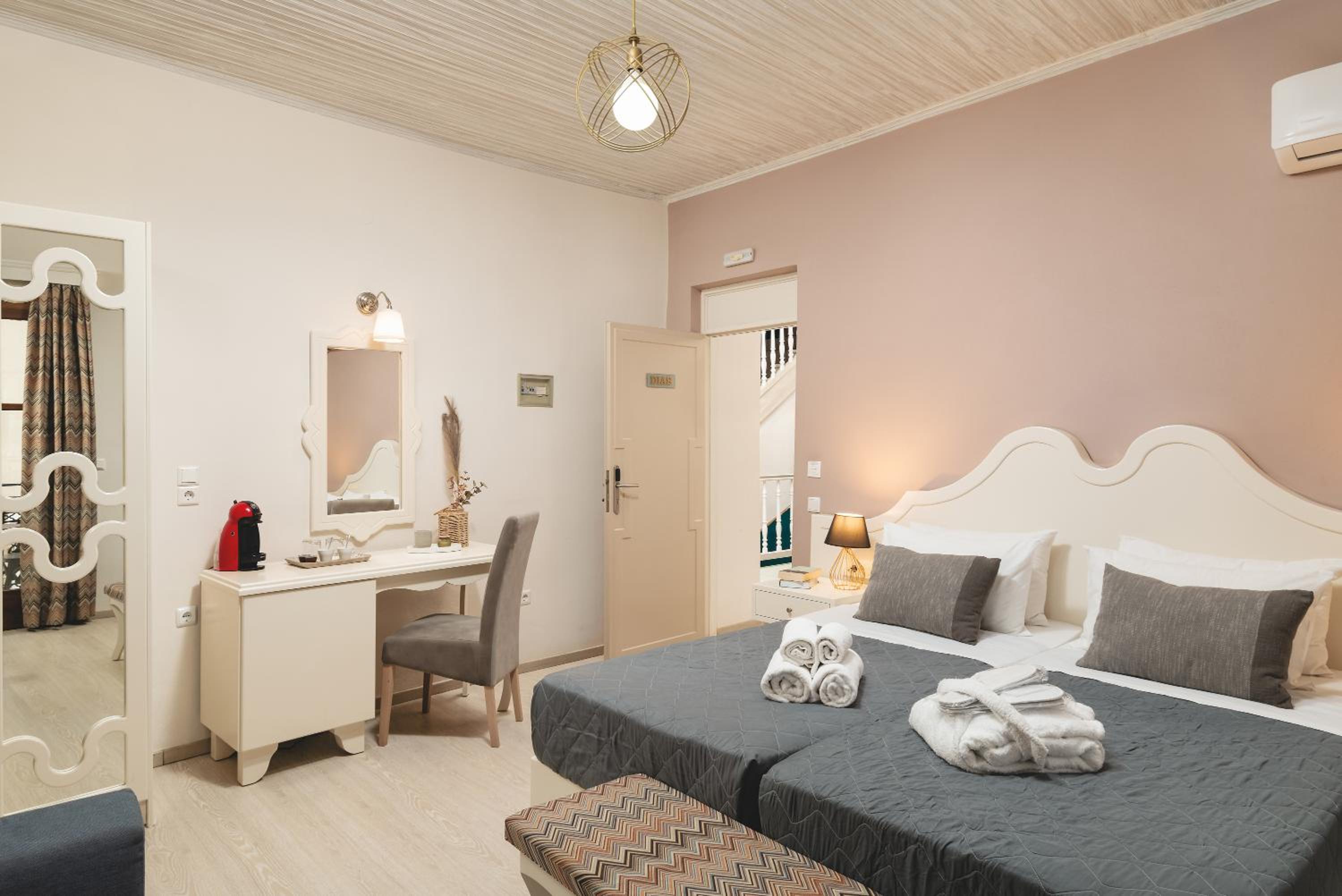 Superior Room with Balcony thumbnail 5