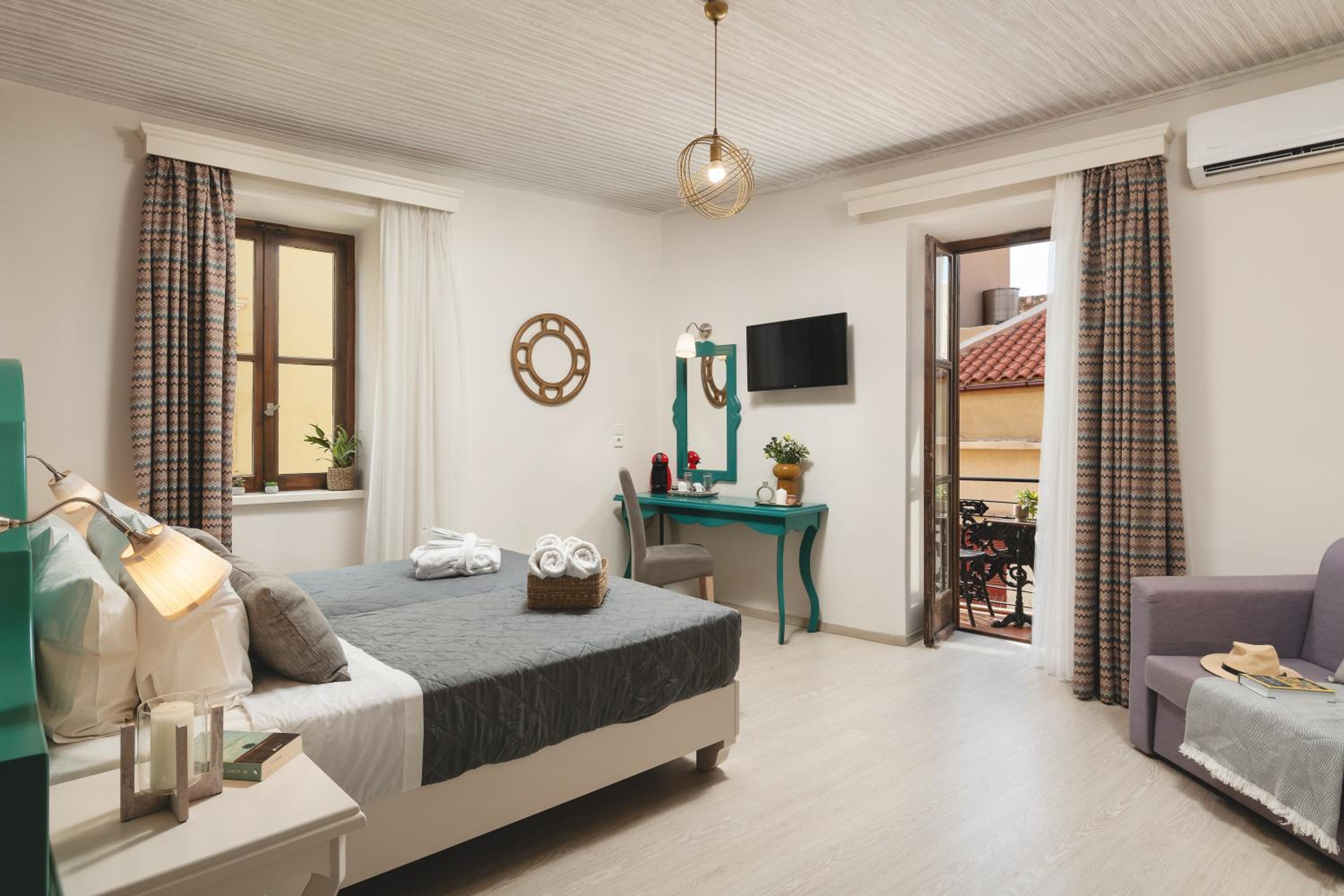 Superior Room with Balcony thumbnail 6