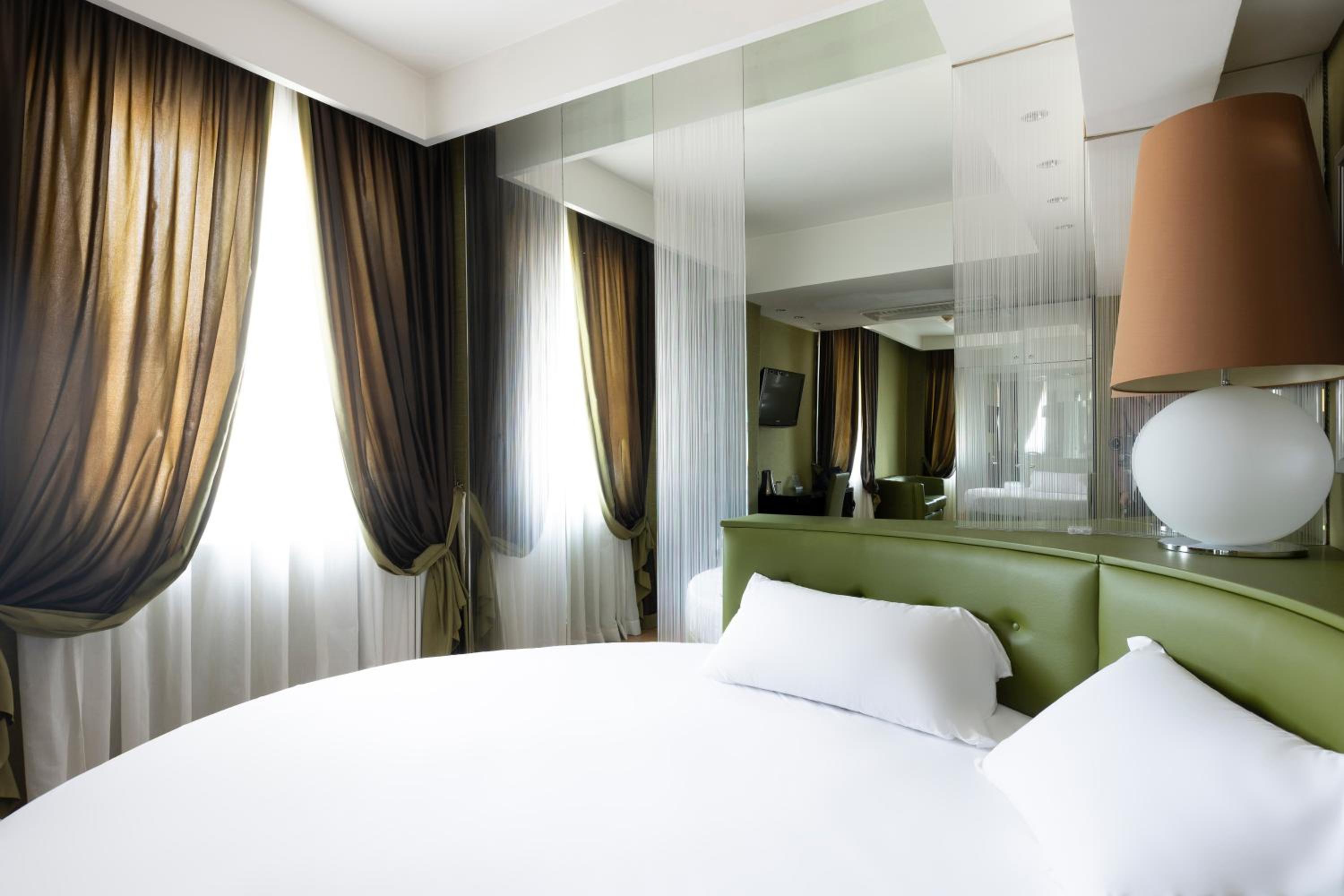 Suite - Photo 11