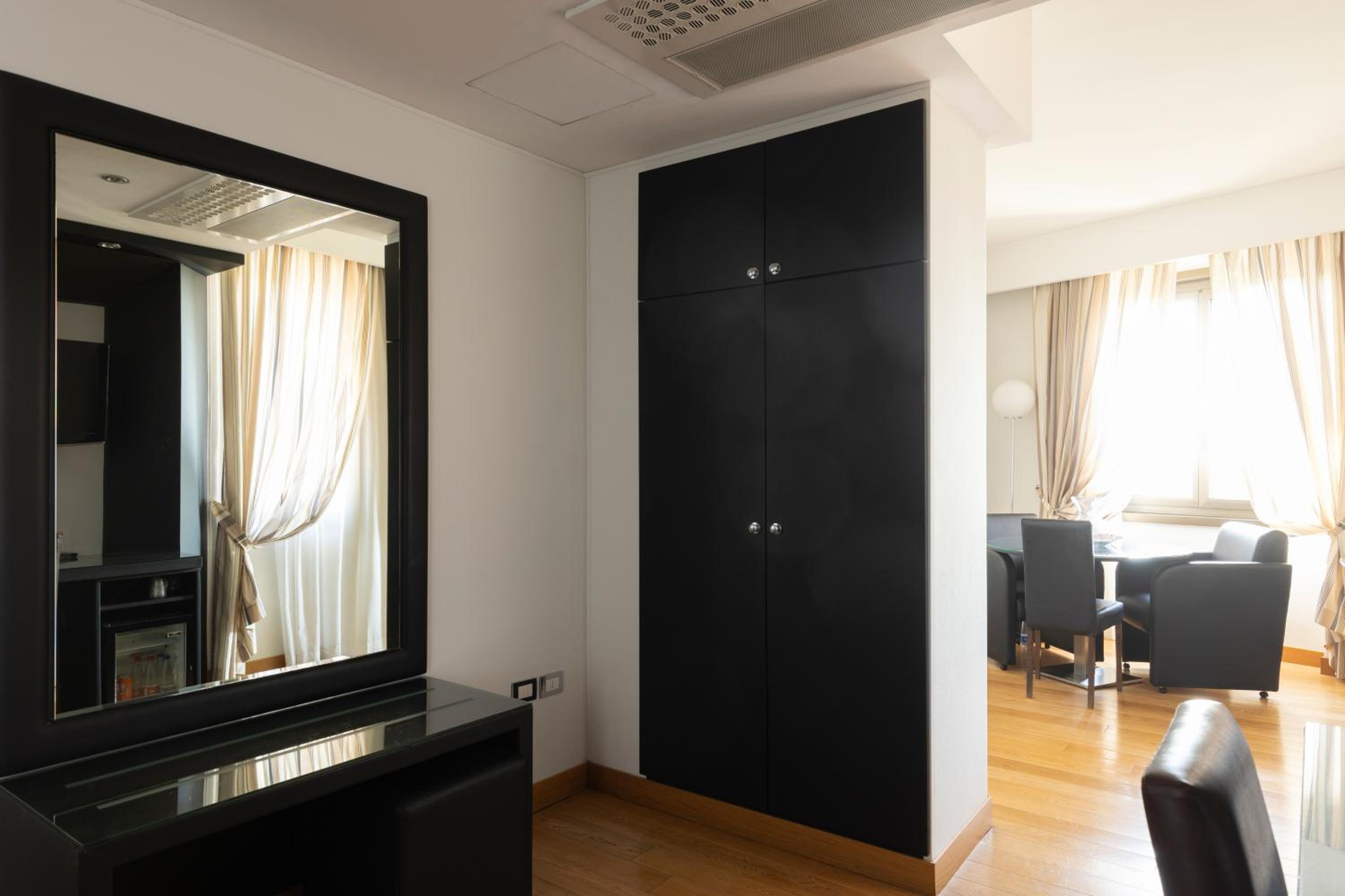 Suite - Photo 9