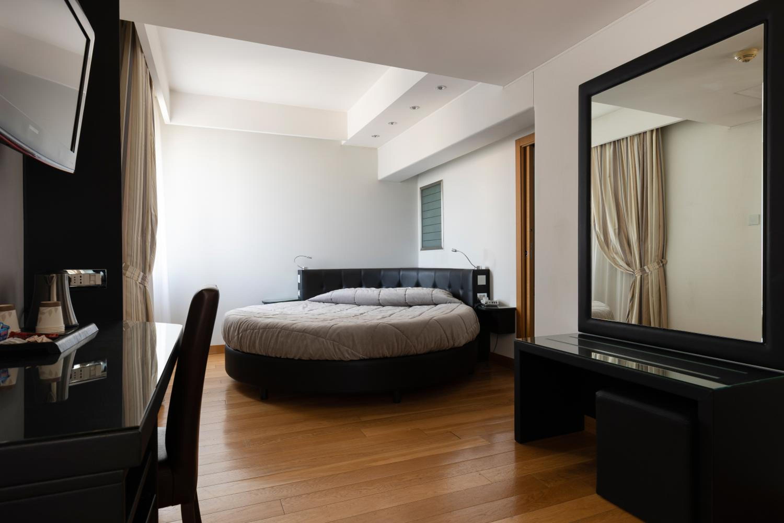 Suite - Photo 1