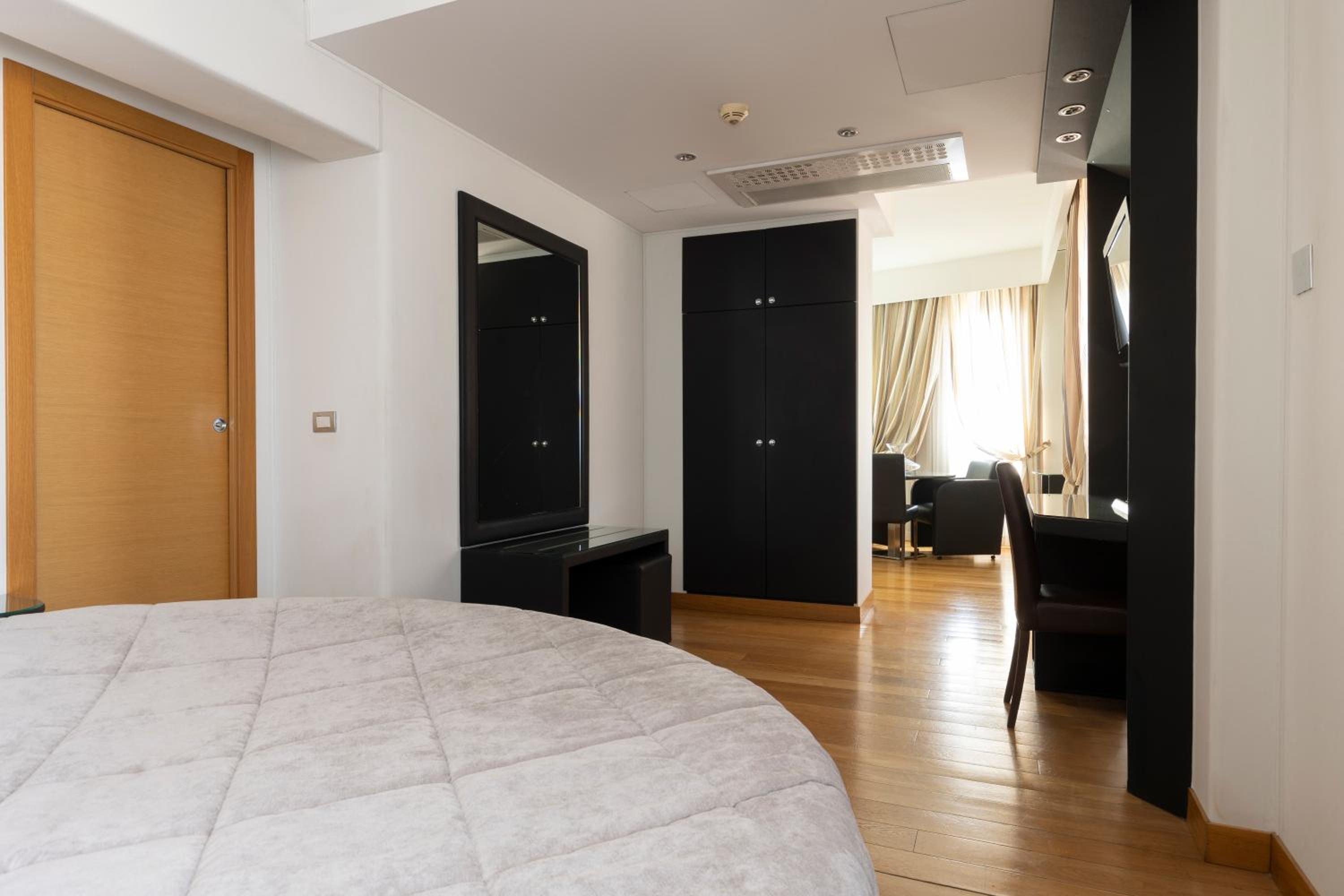 Suite - Photo 10