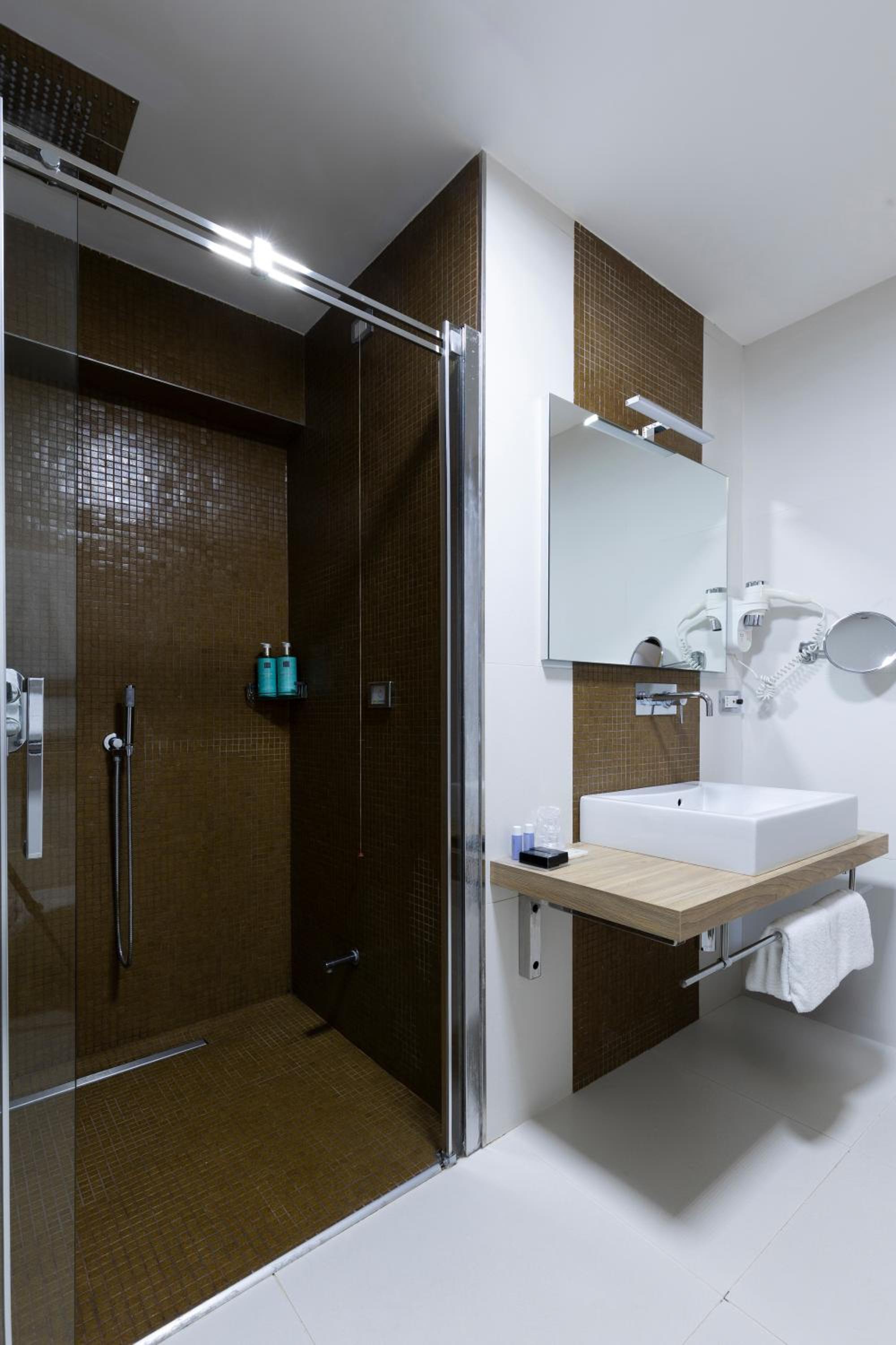 Suite - Photo 8