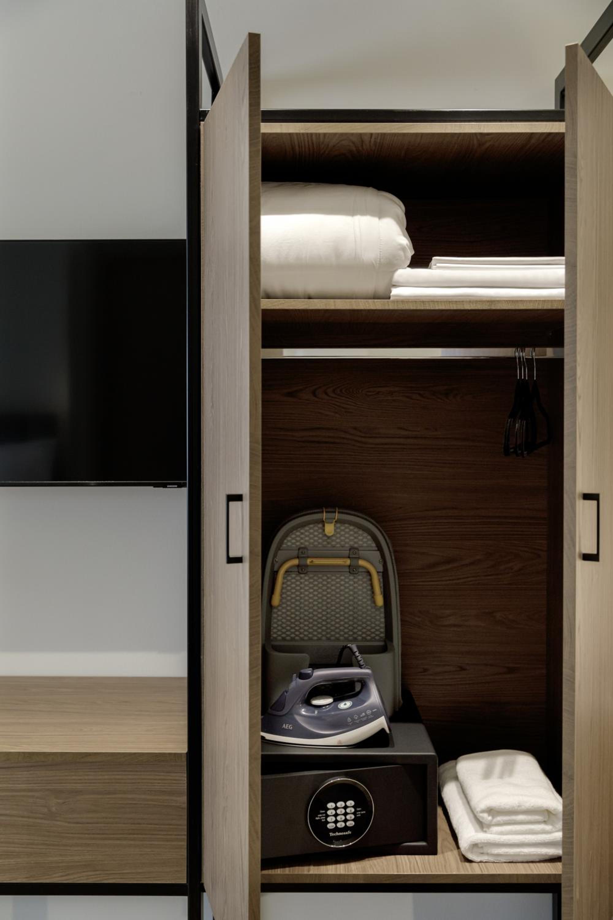 Acropolis View Family Suite photo 3