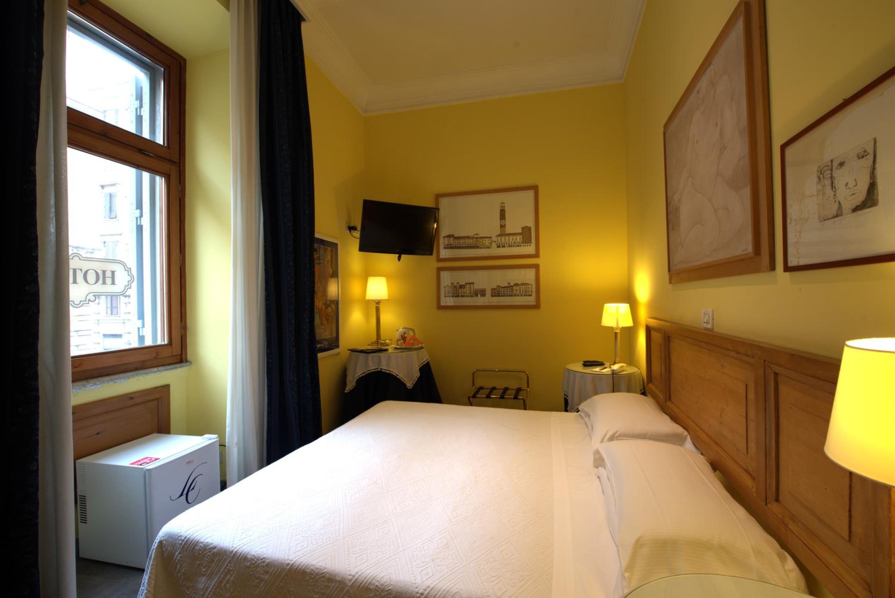 Small Double or Twin Room Street View  photo 1