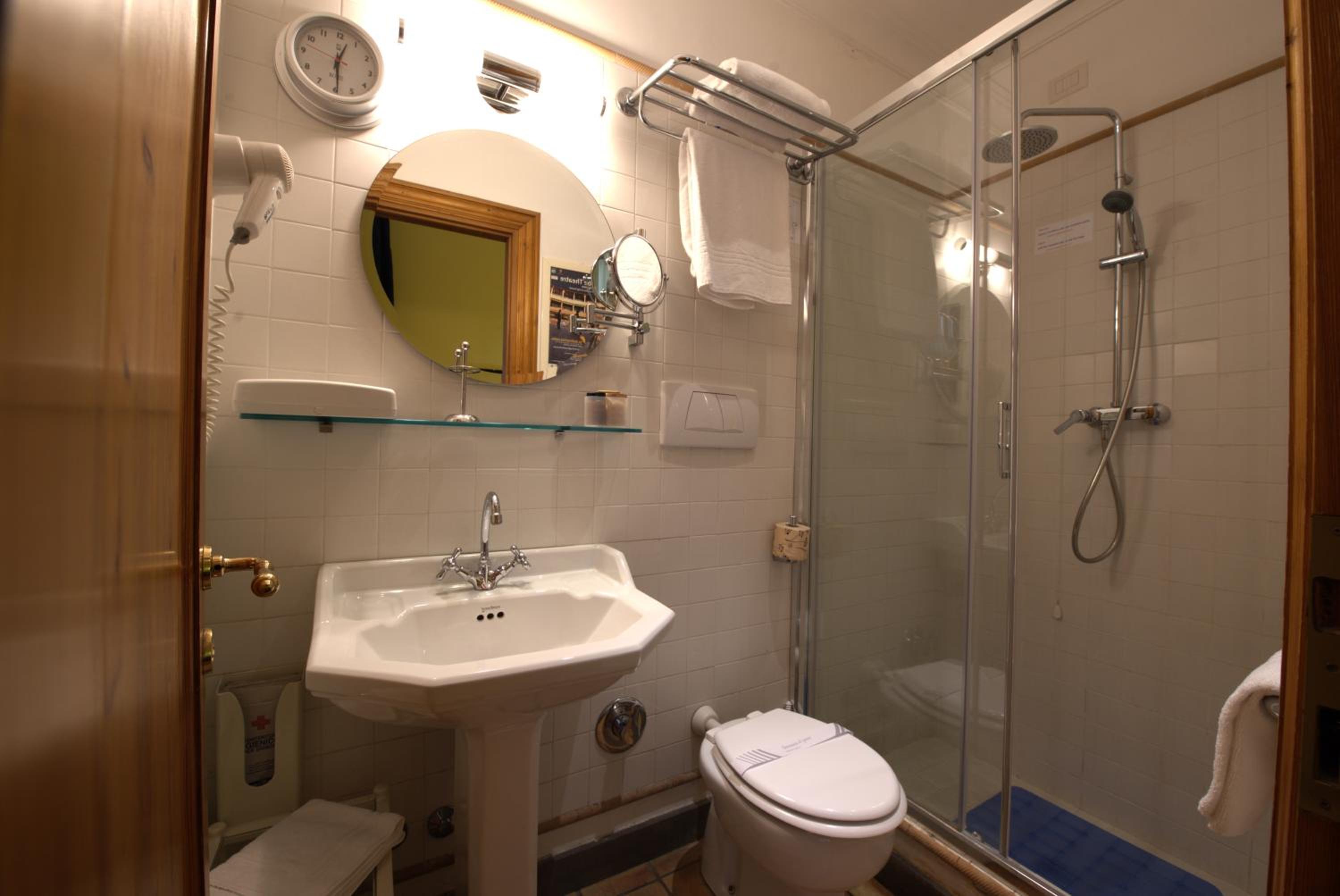 Small Double or Twin Room Street View photo 2
