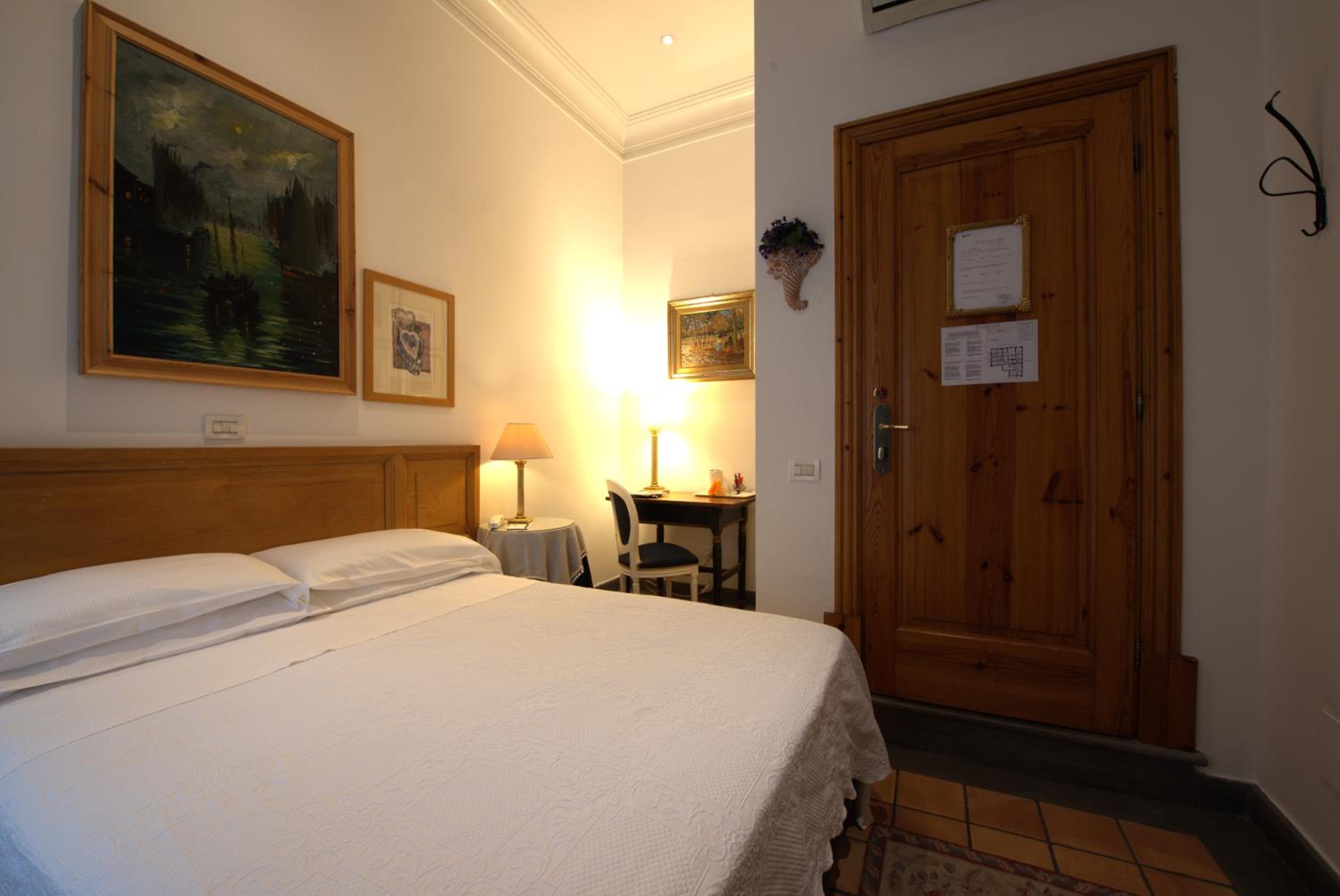 Small Double or Twin Room Street View  photo 3