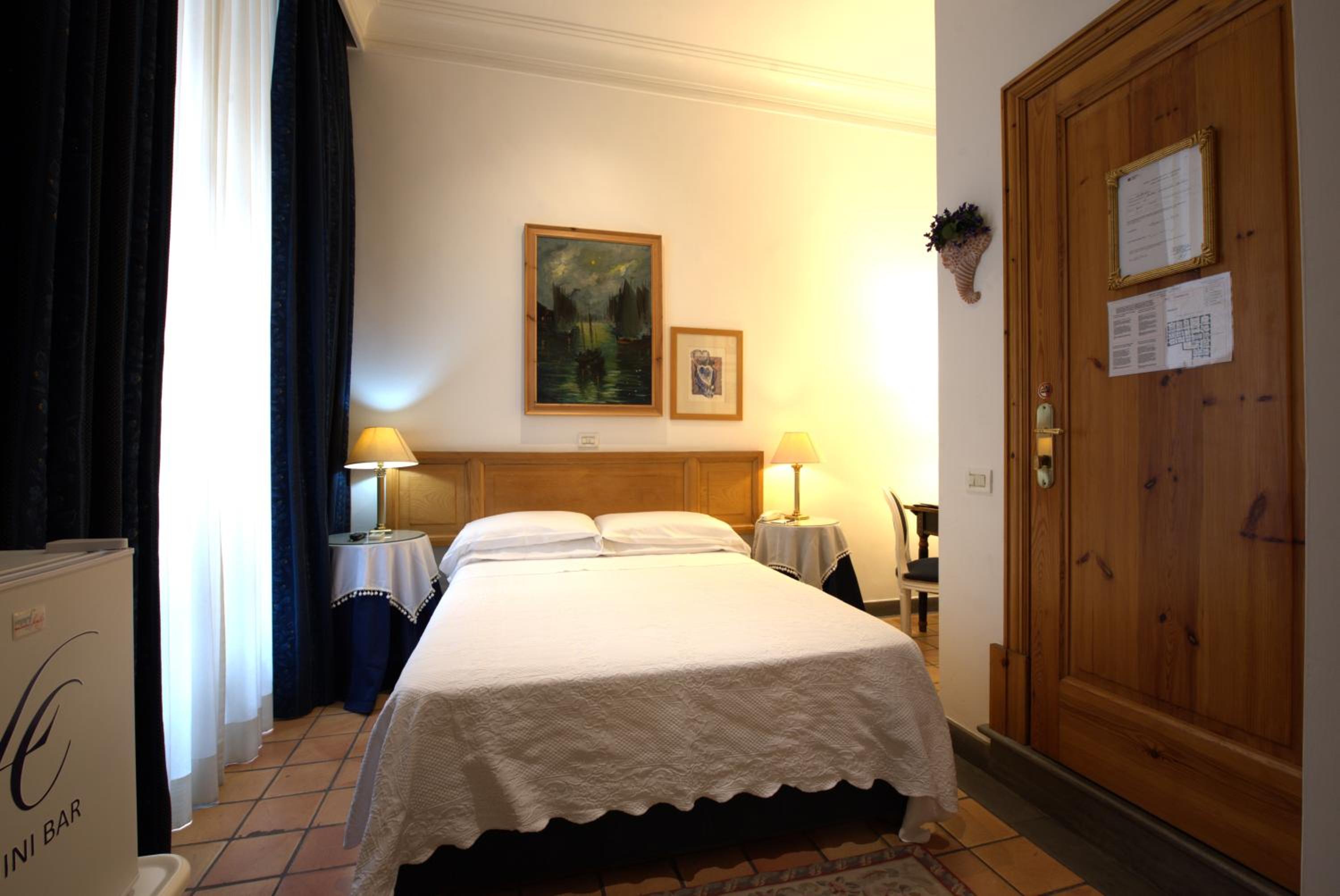 Small Double or Twin Room Street View  photo 2