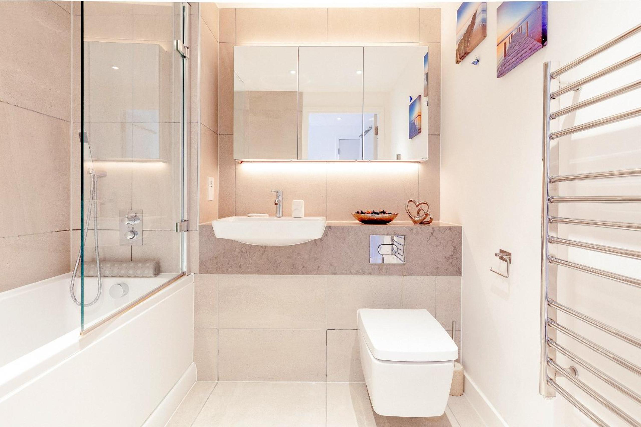 King Room With Shared Bathroom photo 3