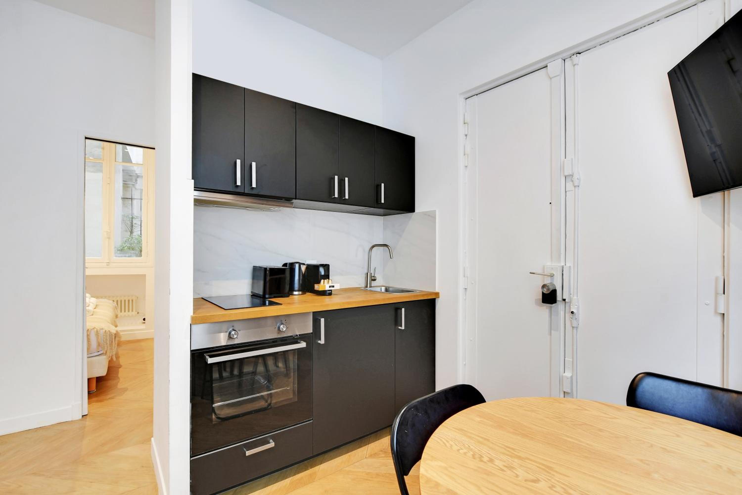 One-Bedroom Apartment photo 2
