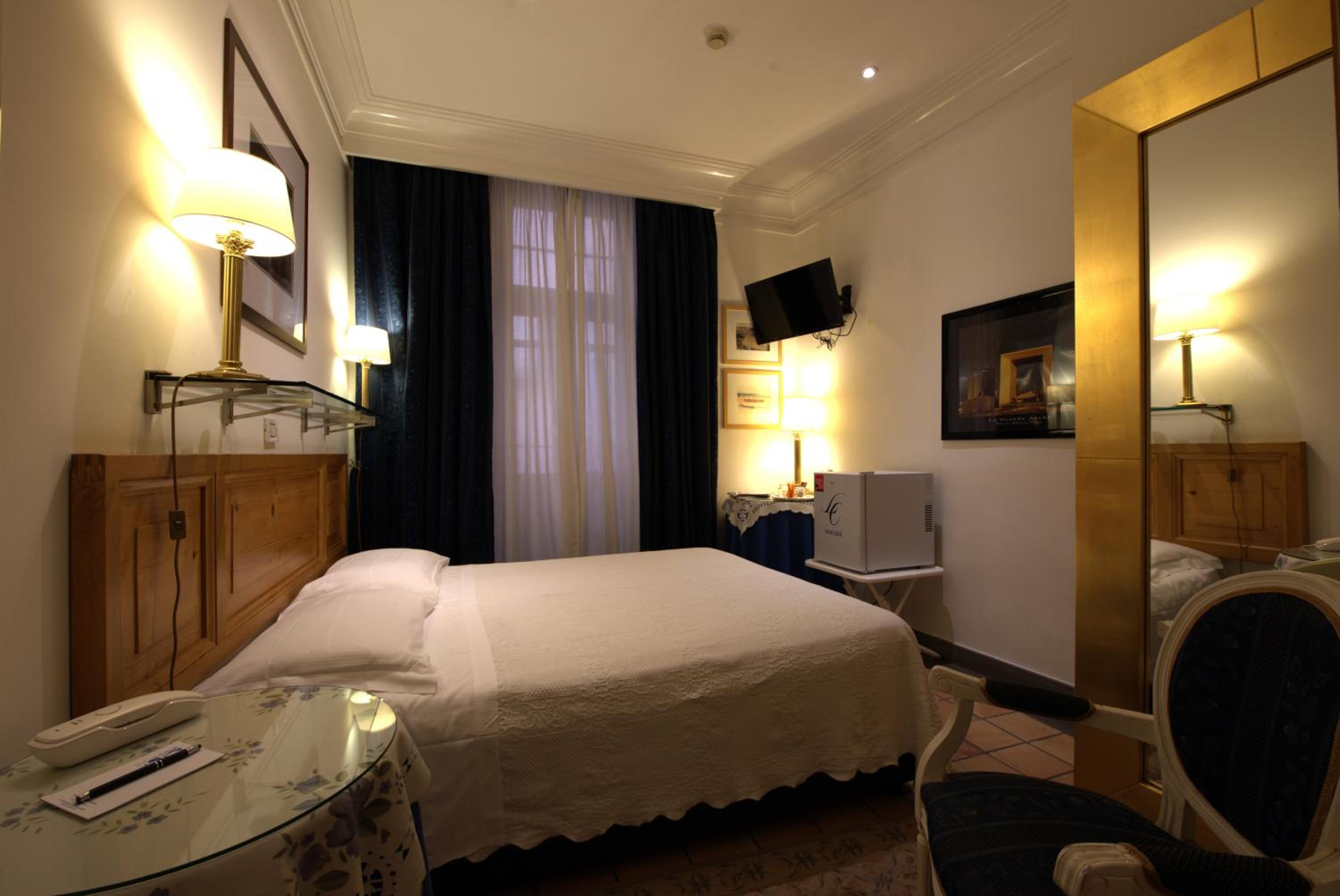 Small Double Room with Internal View  photo 1