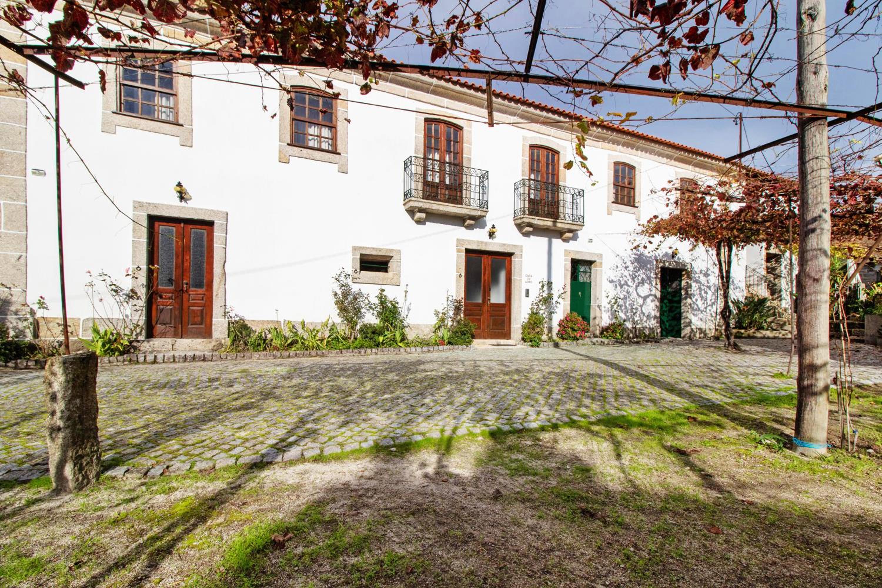 Six-Bedroom House photo 2