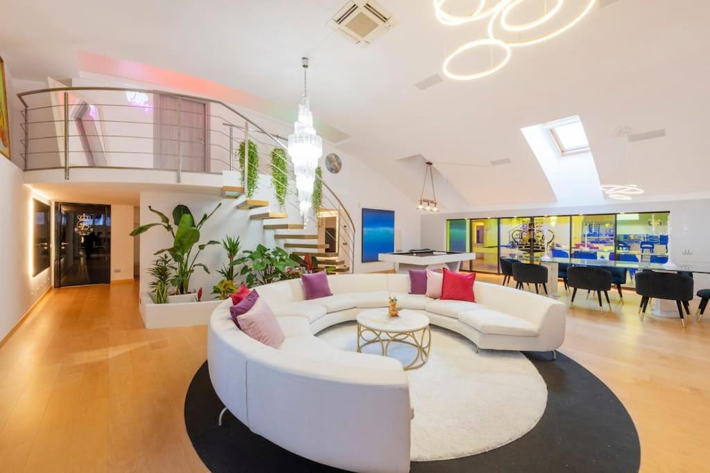 Three-Bedroom Deluxe Apartment