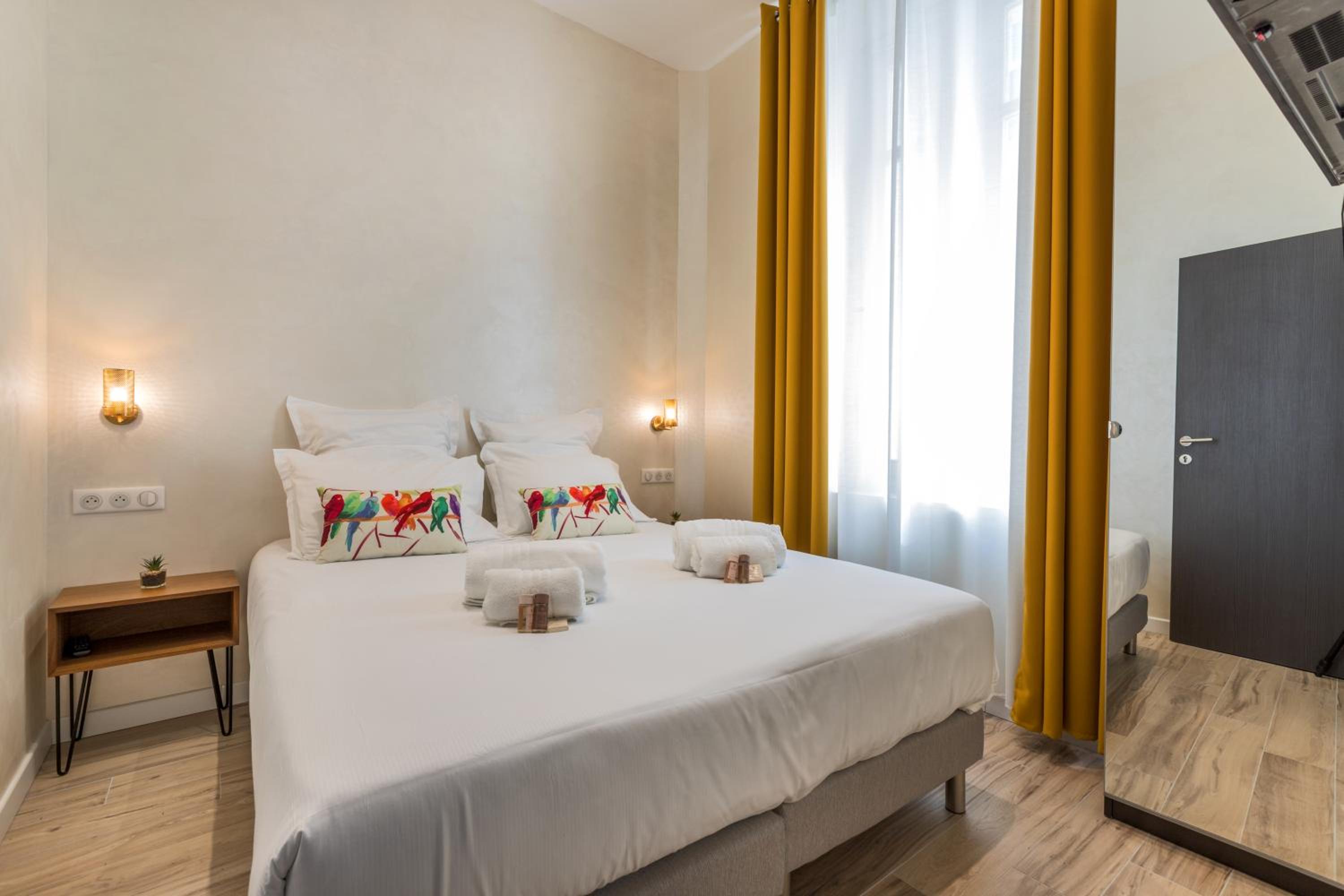 OSCAR -Two-Bedroom Apartment with Sofa Bed - Photo 2