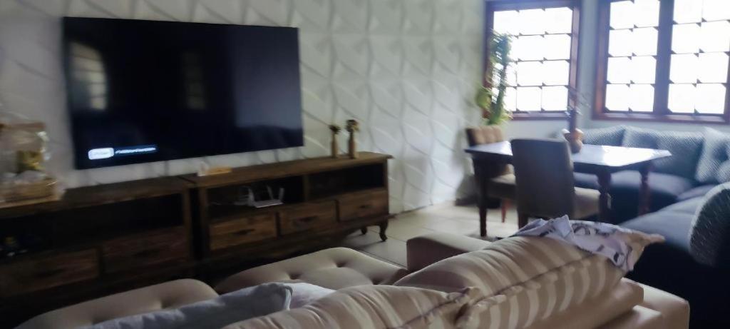 Five-Bedroom House photo 1