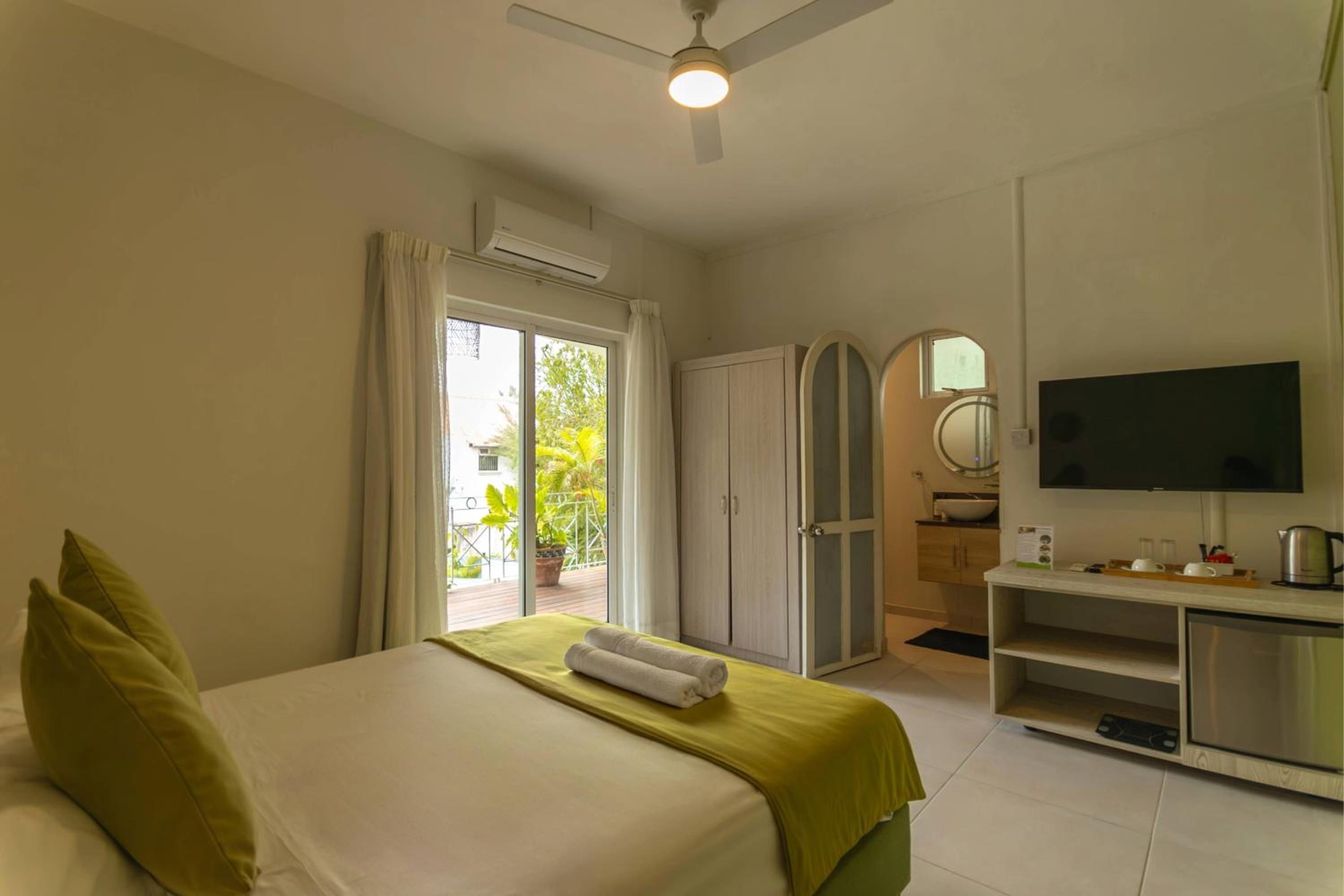 Deluxe Double Room - Photo 11