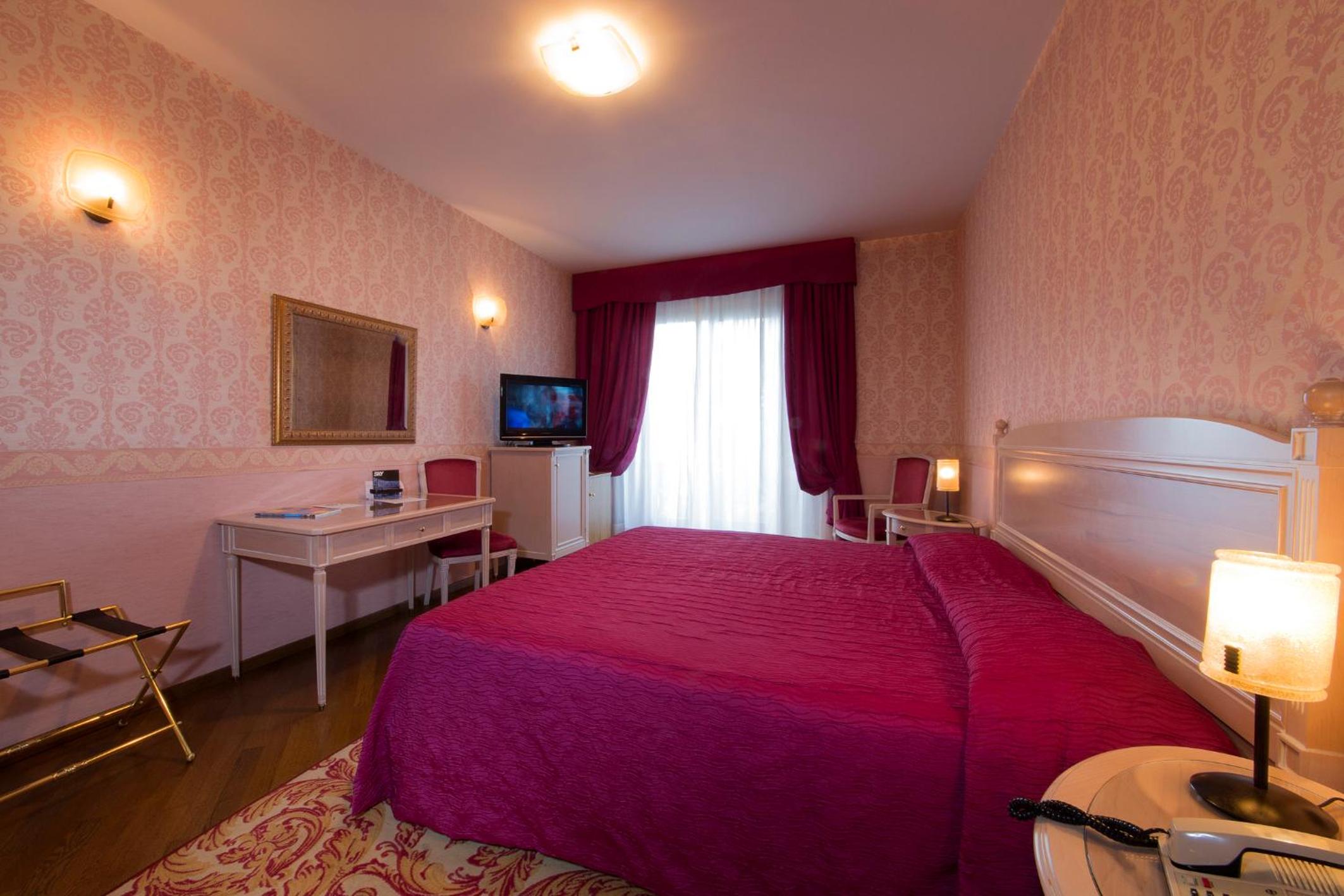 Superior Double or Twin Room with Lake View photo 2