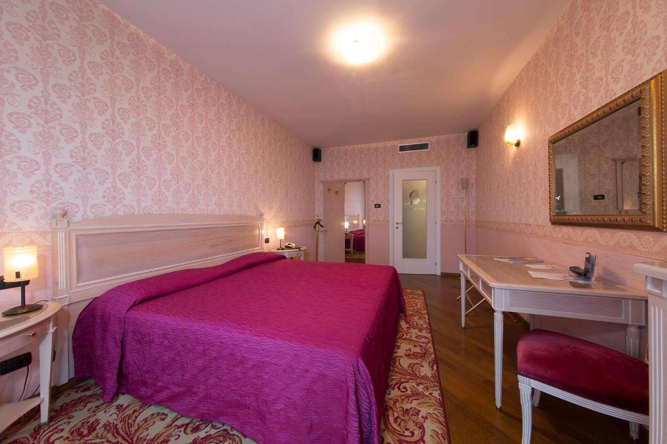 Superior Double or Twin Room with Lake View photo 3