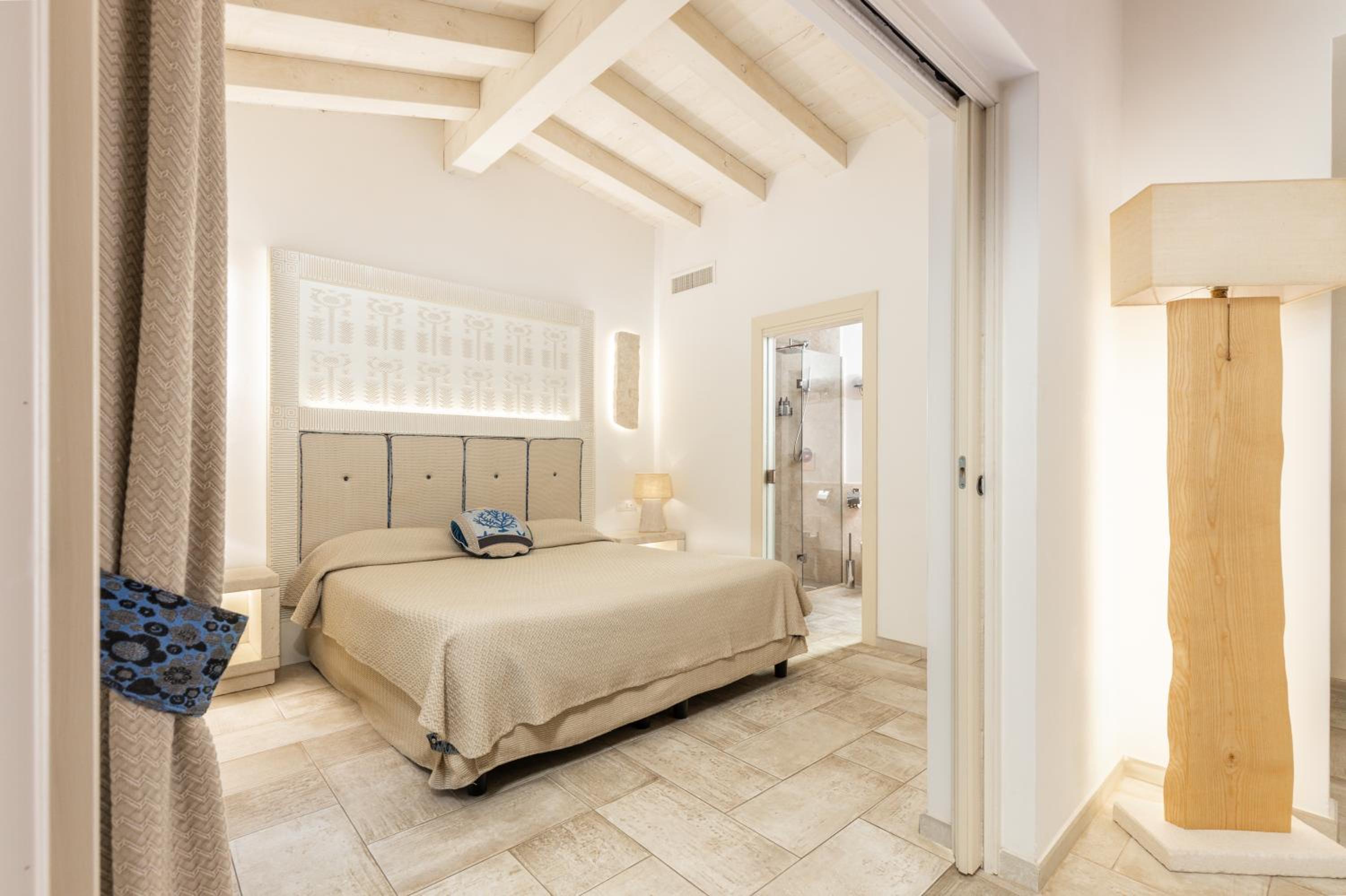 Queen Suite with Spa Bath