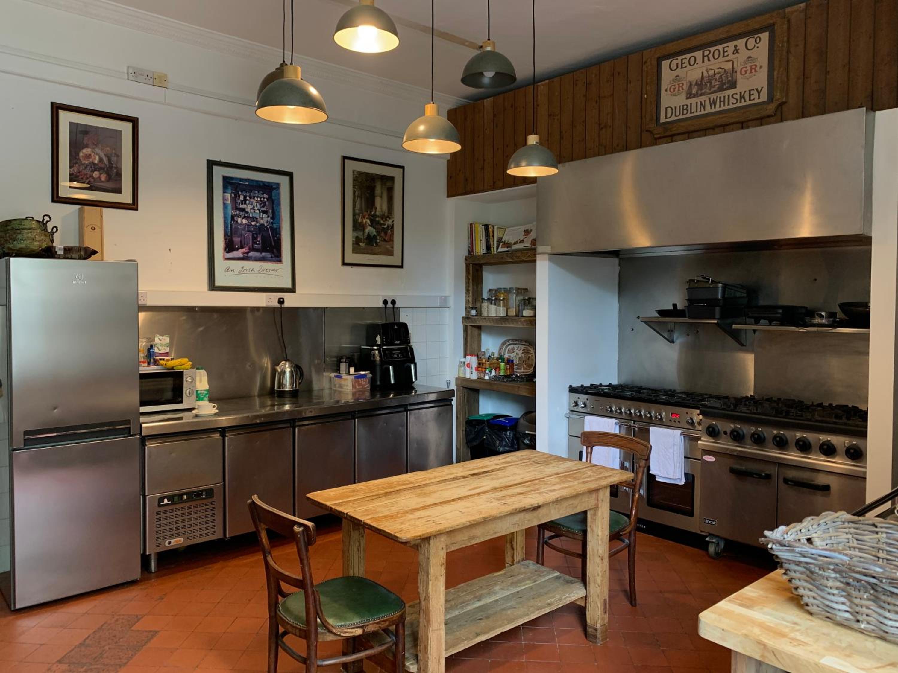 Six-Bedroom House - Photo 17