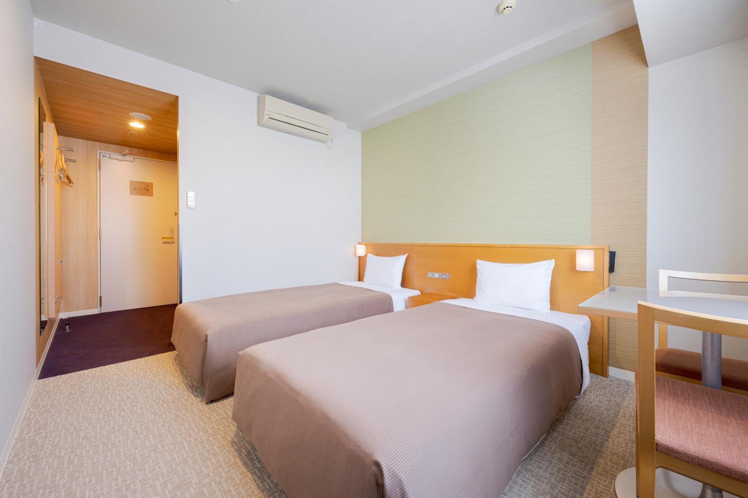 Twin Room - Non-Smoking photo 2
