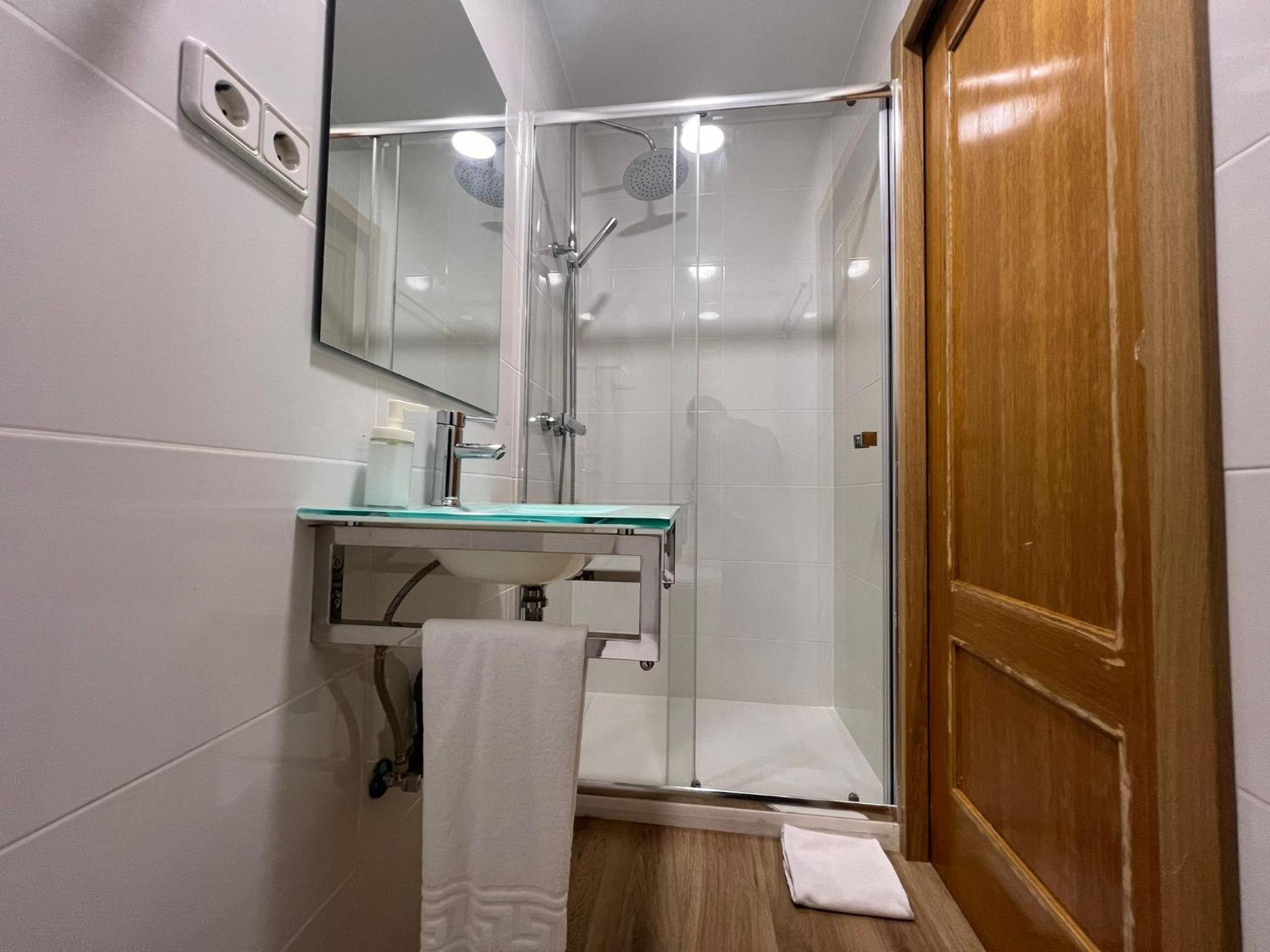 Double Room with Shared Bathroom photo 2