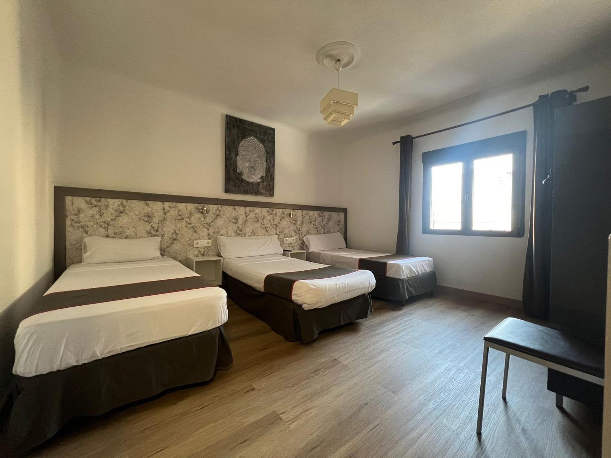 Habitación Triple Básica con Baño Compartido