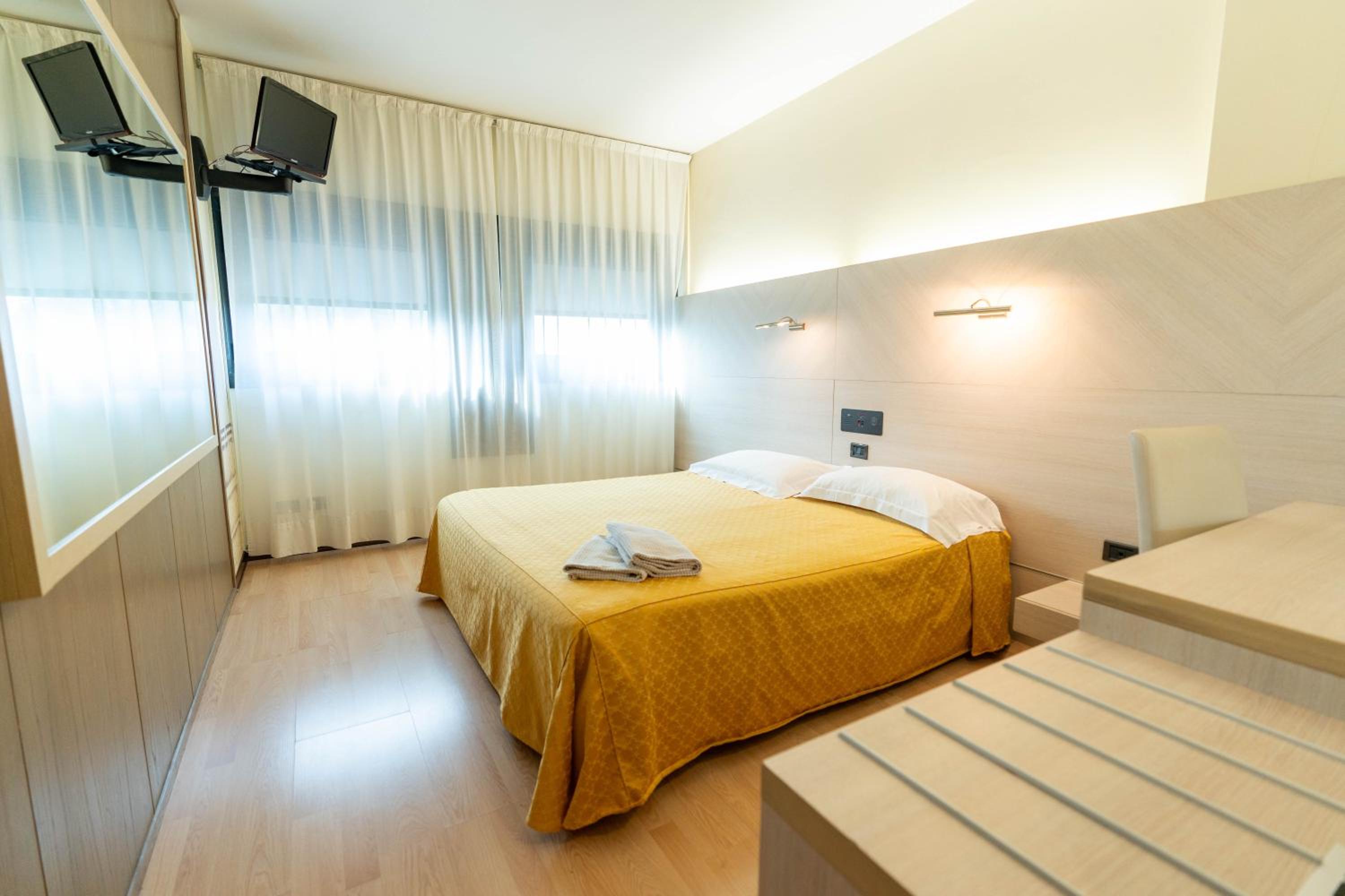 Double or Twin Room - Photo 7