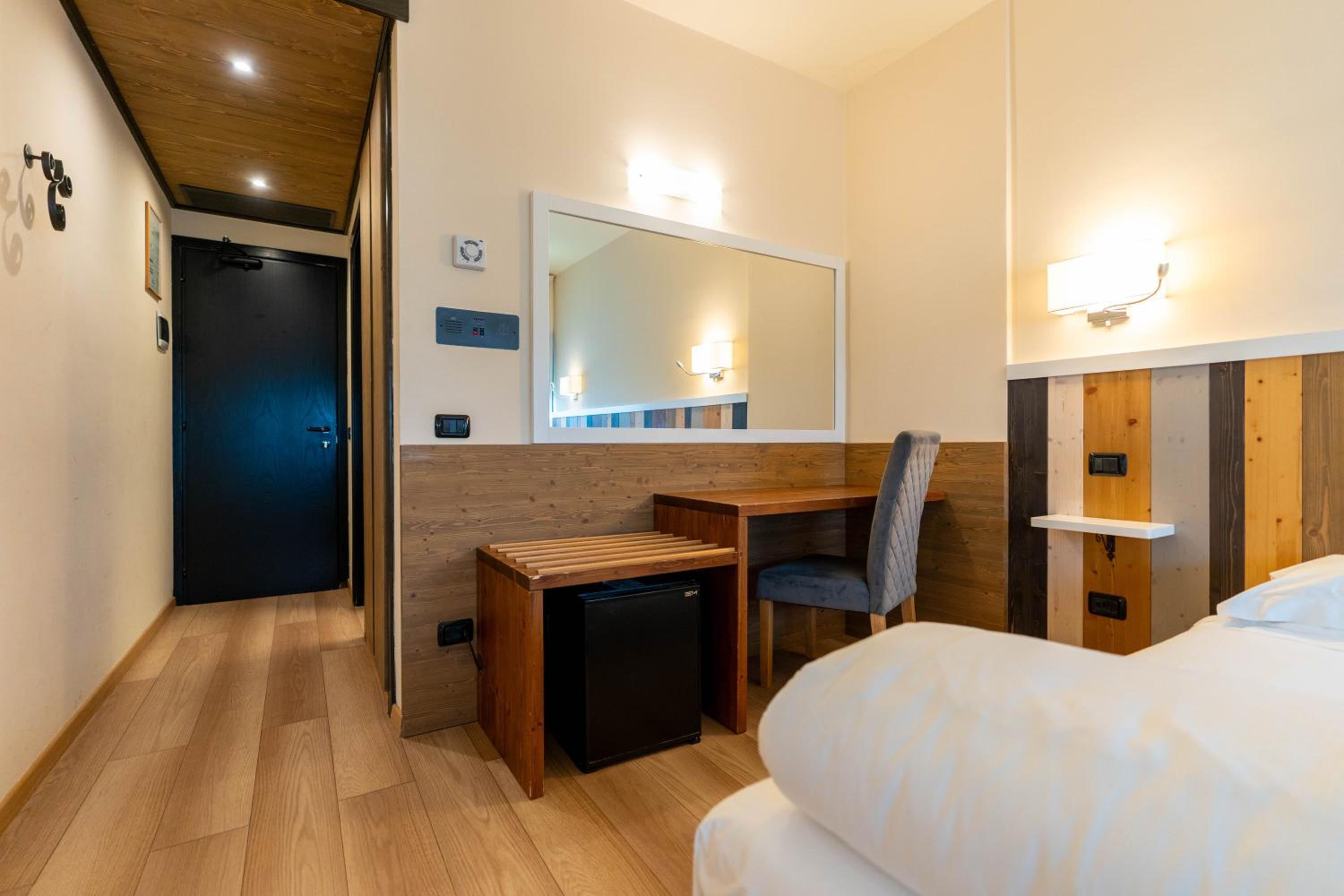 Double or Twin Room - Photo 6