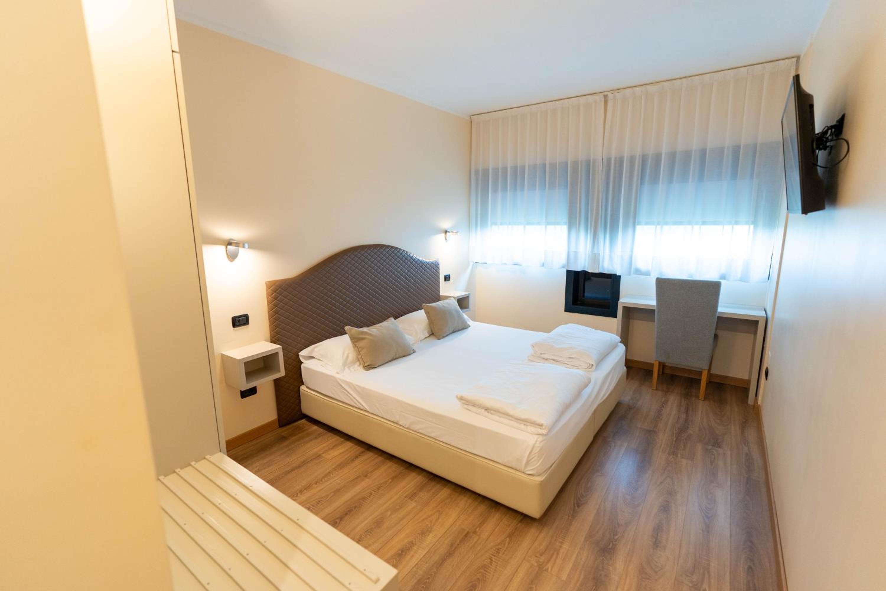 Double or Twin Room - Photo 10