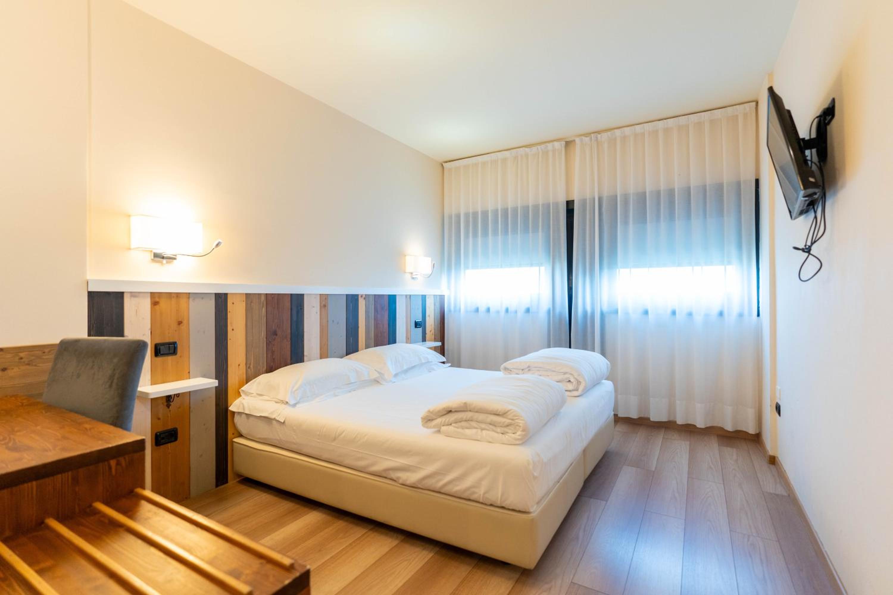 Double or Twin Room - Photo 8
