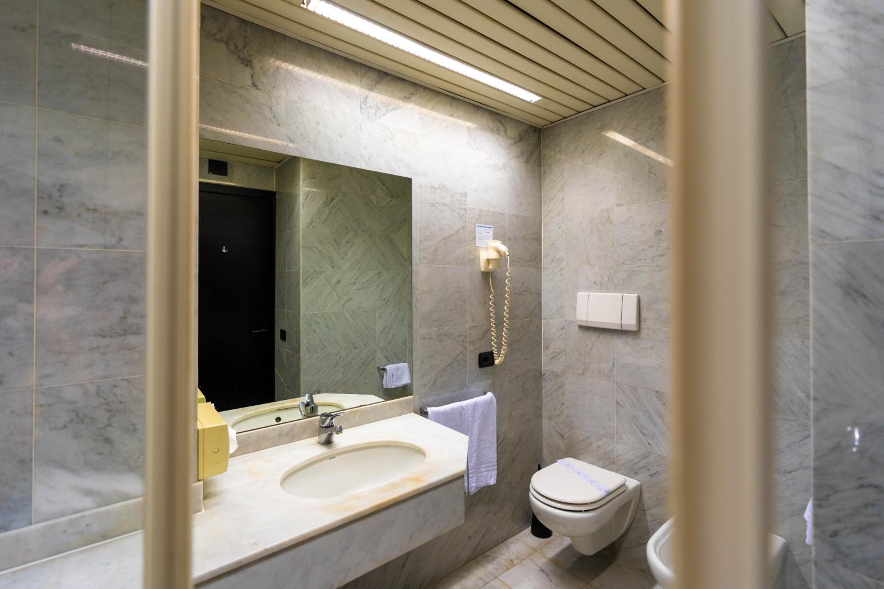 Double or Twin Room - Photo 12