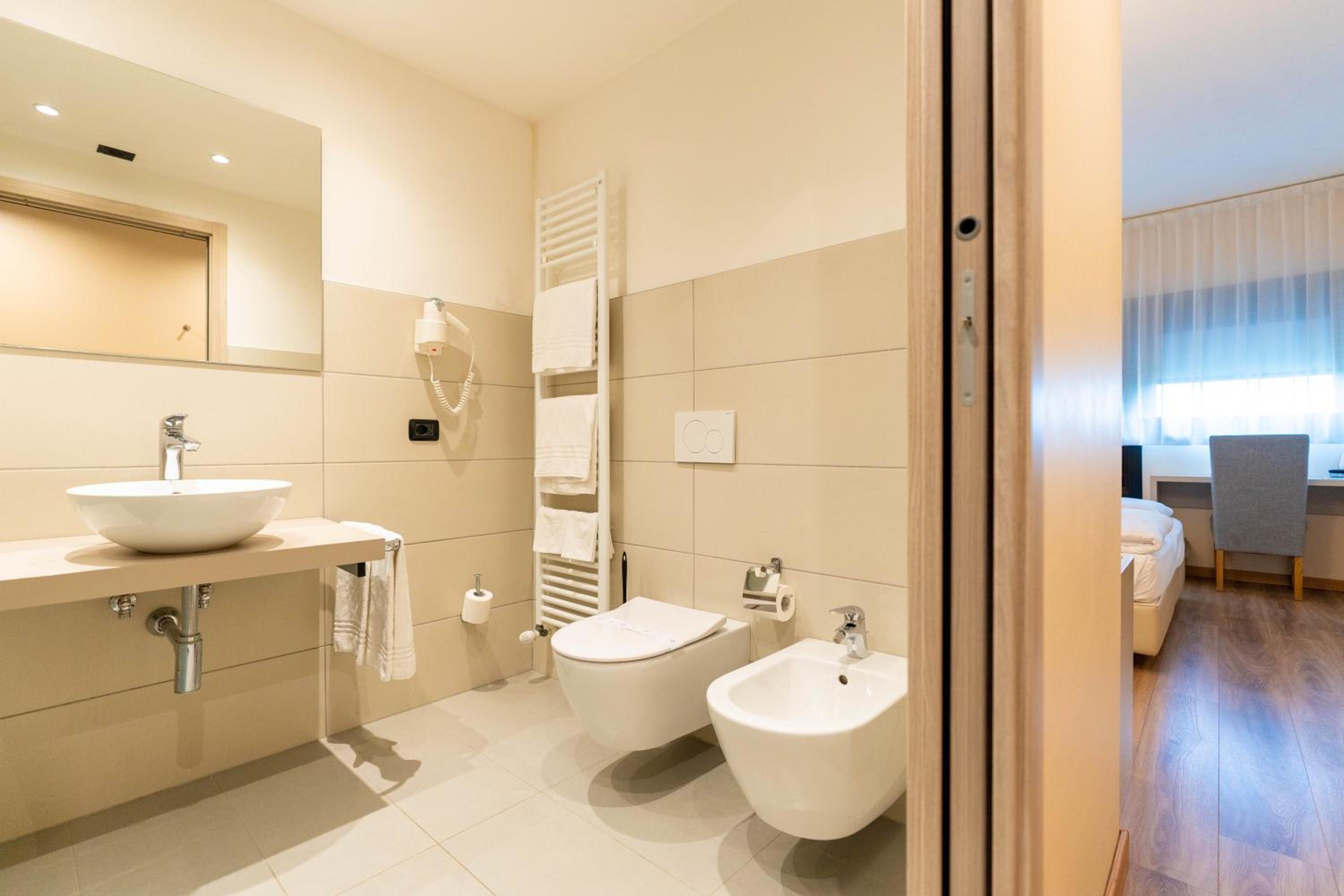 Double or Twin Room - Photo 15