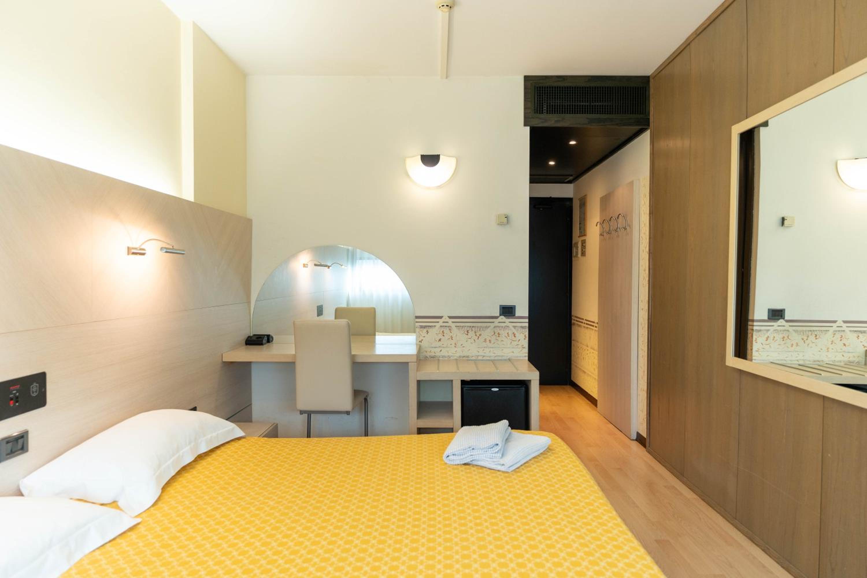 Double or Twin Room - Photo 11