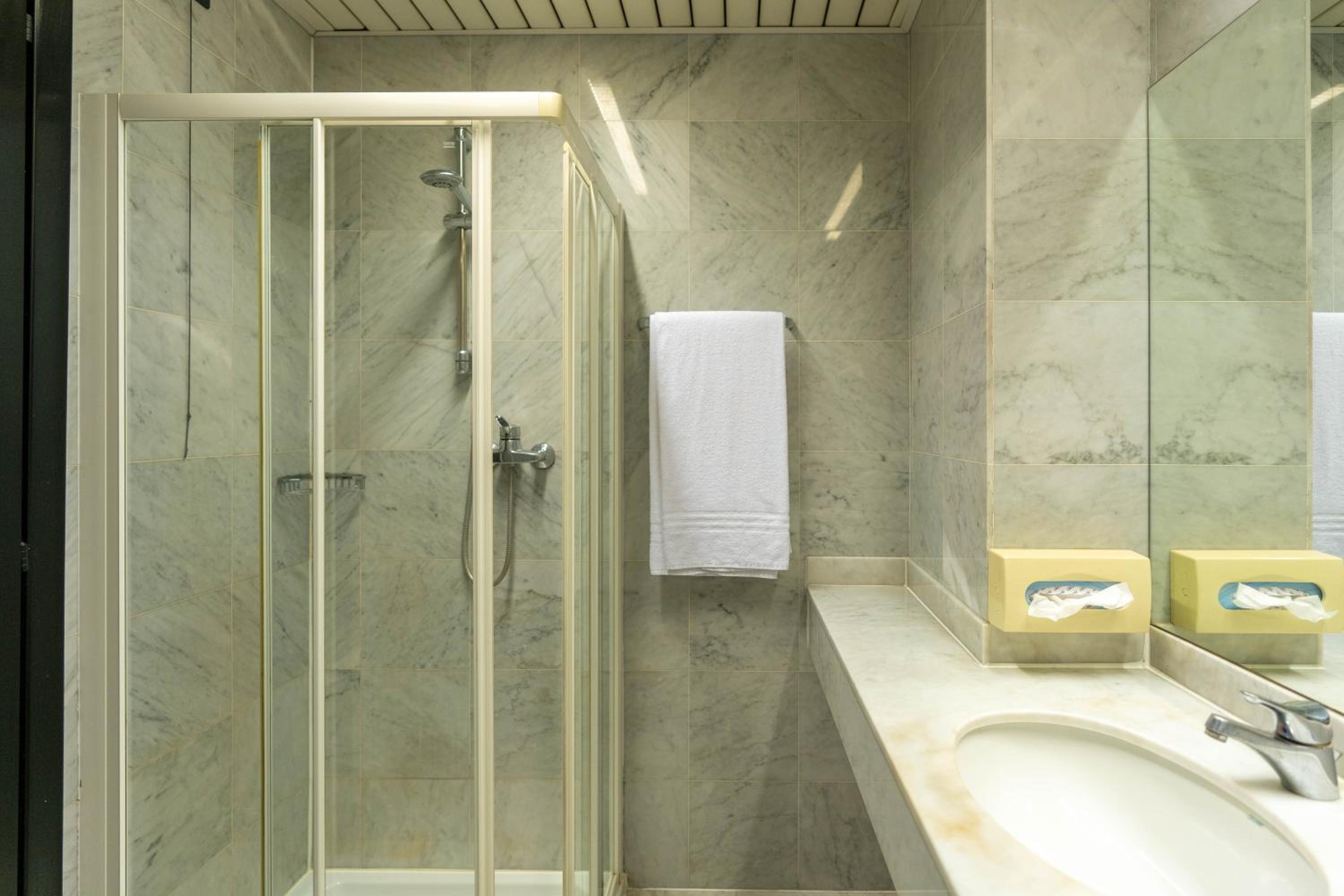Double or Twin Room - Photo 14