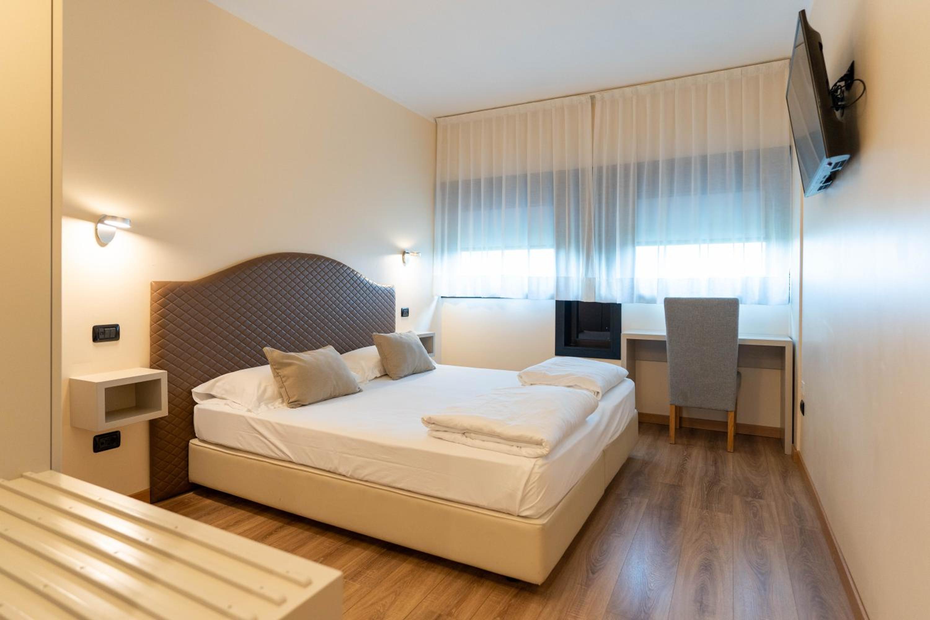 Double or Twin Room - Photo 4