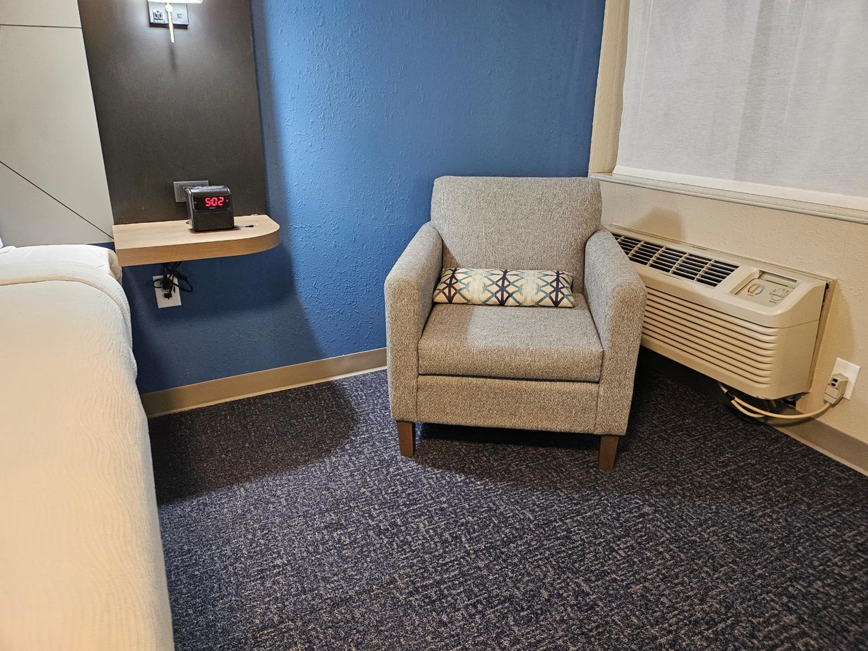 King Room - Non-Smoking - Photo 5