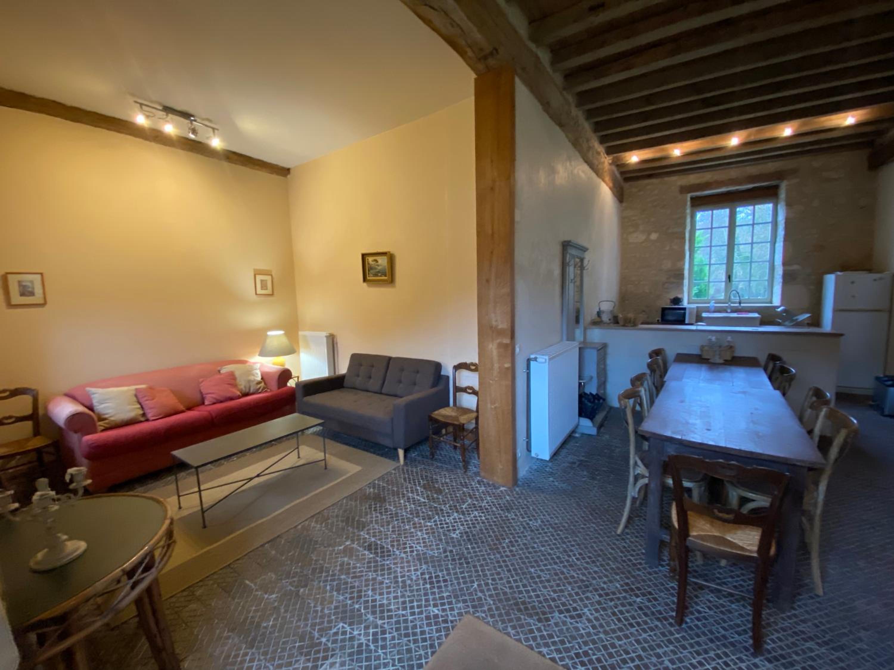Five-Bedroom House photo 1