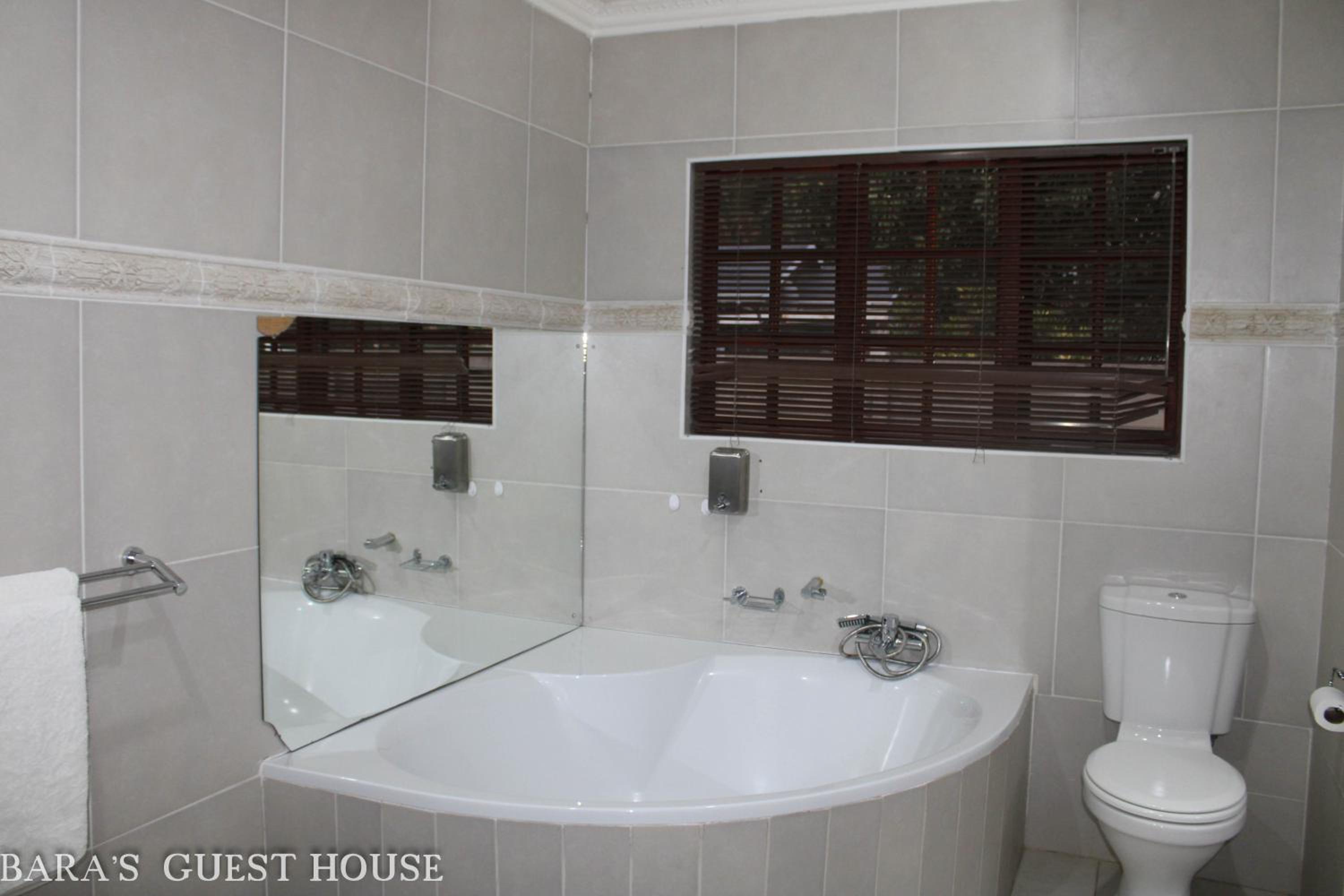 Deluxe Queen Suite - Photo 5