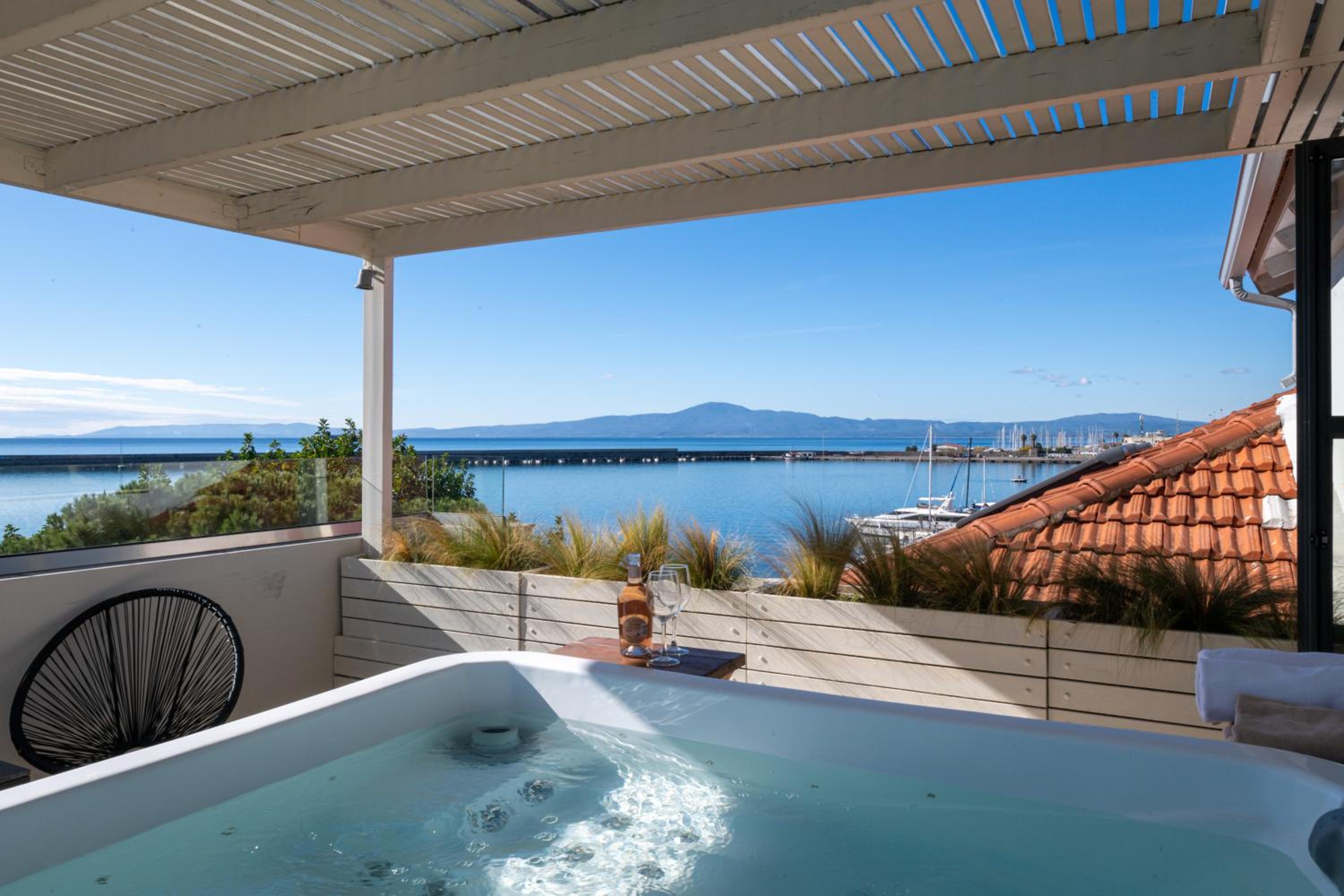Deluxe Suite with Sea View - Photo 9