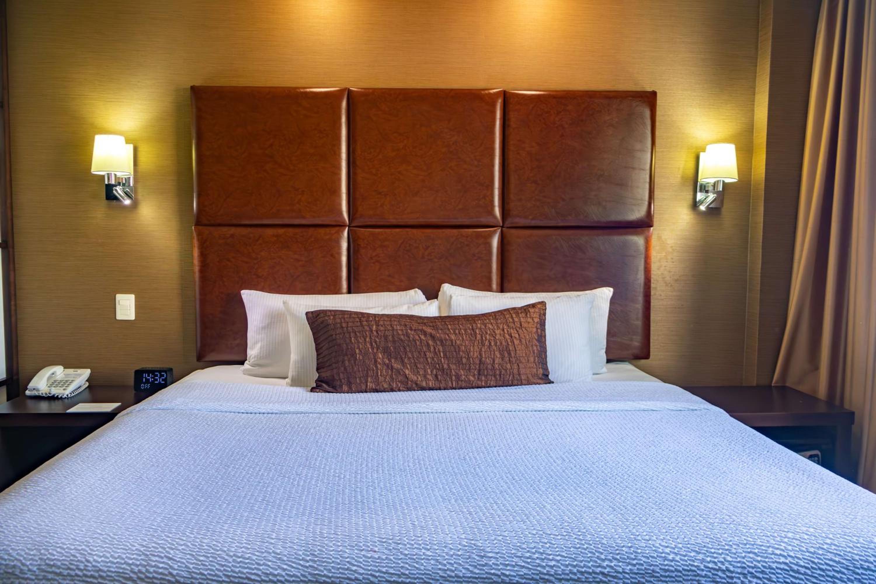 King Suite with Sofa Bed - Non-Smoking thumbnail 5