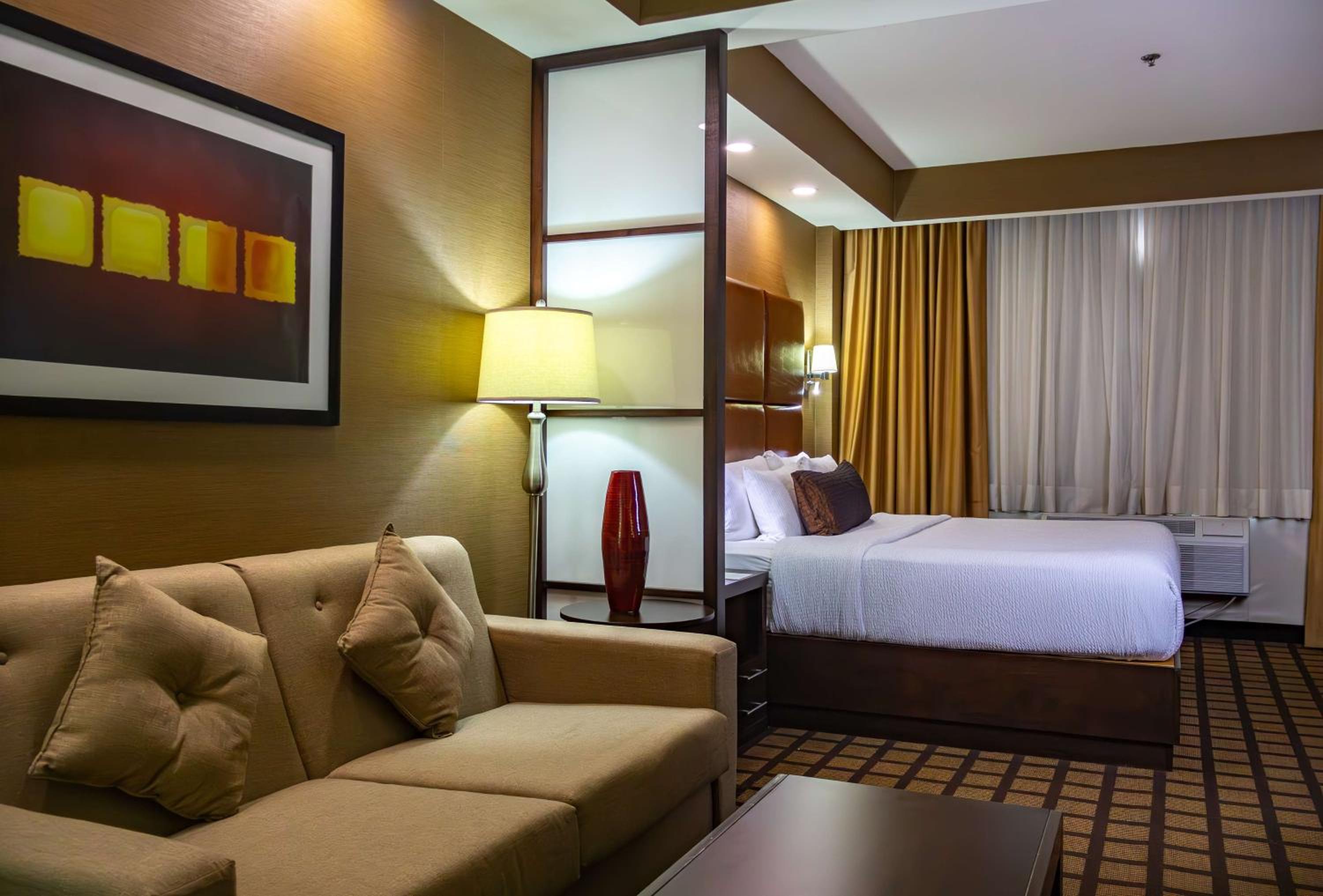 King Suite with Sofa Bed - Non-Smoking thumbnail 6