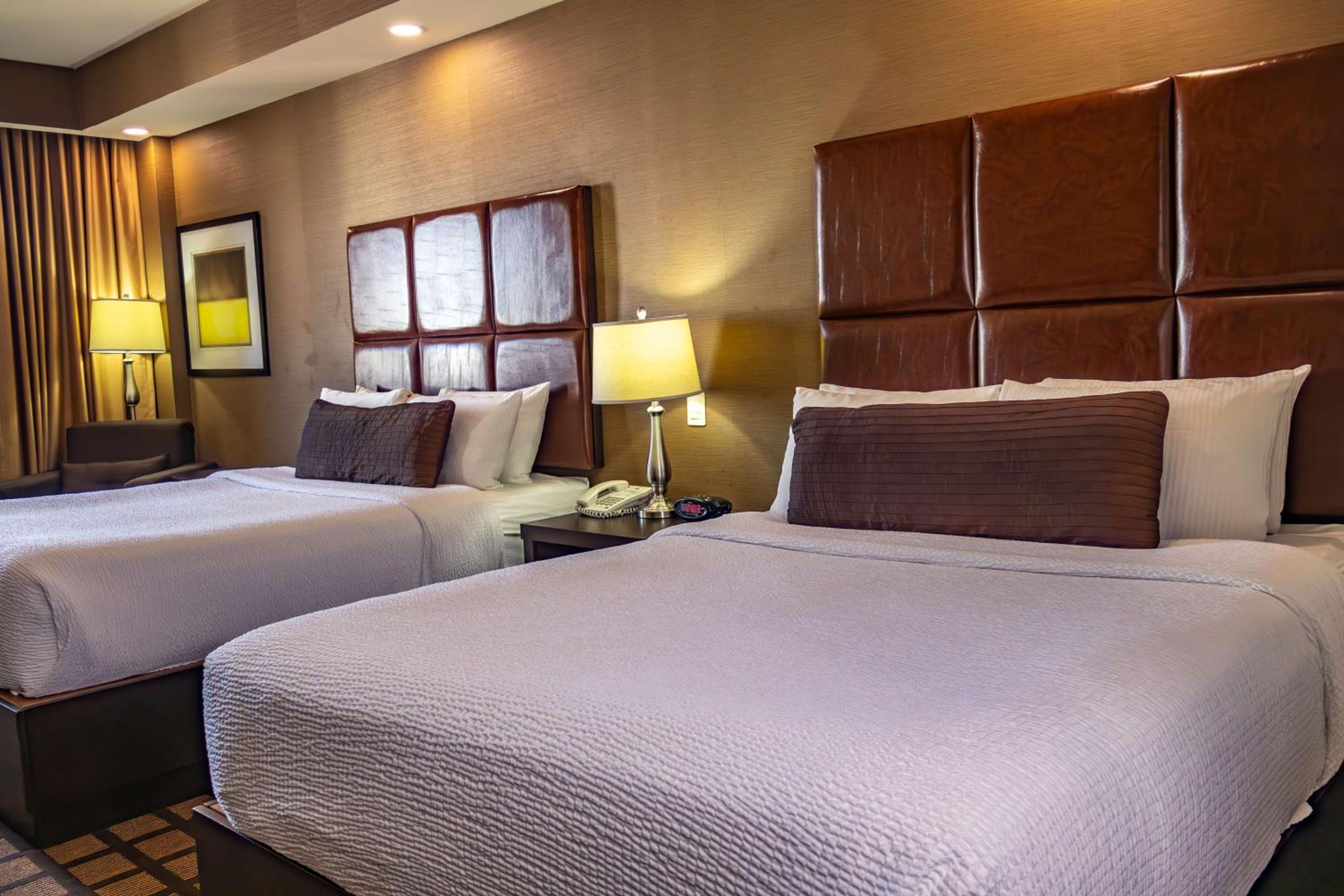 Standard Room, 2 Queen Beds, Non Smoking, Microwave thumbnail 6