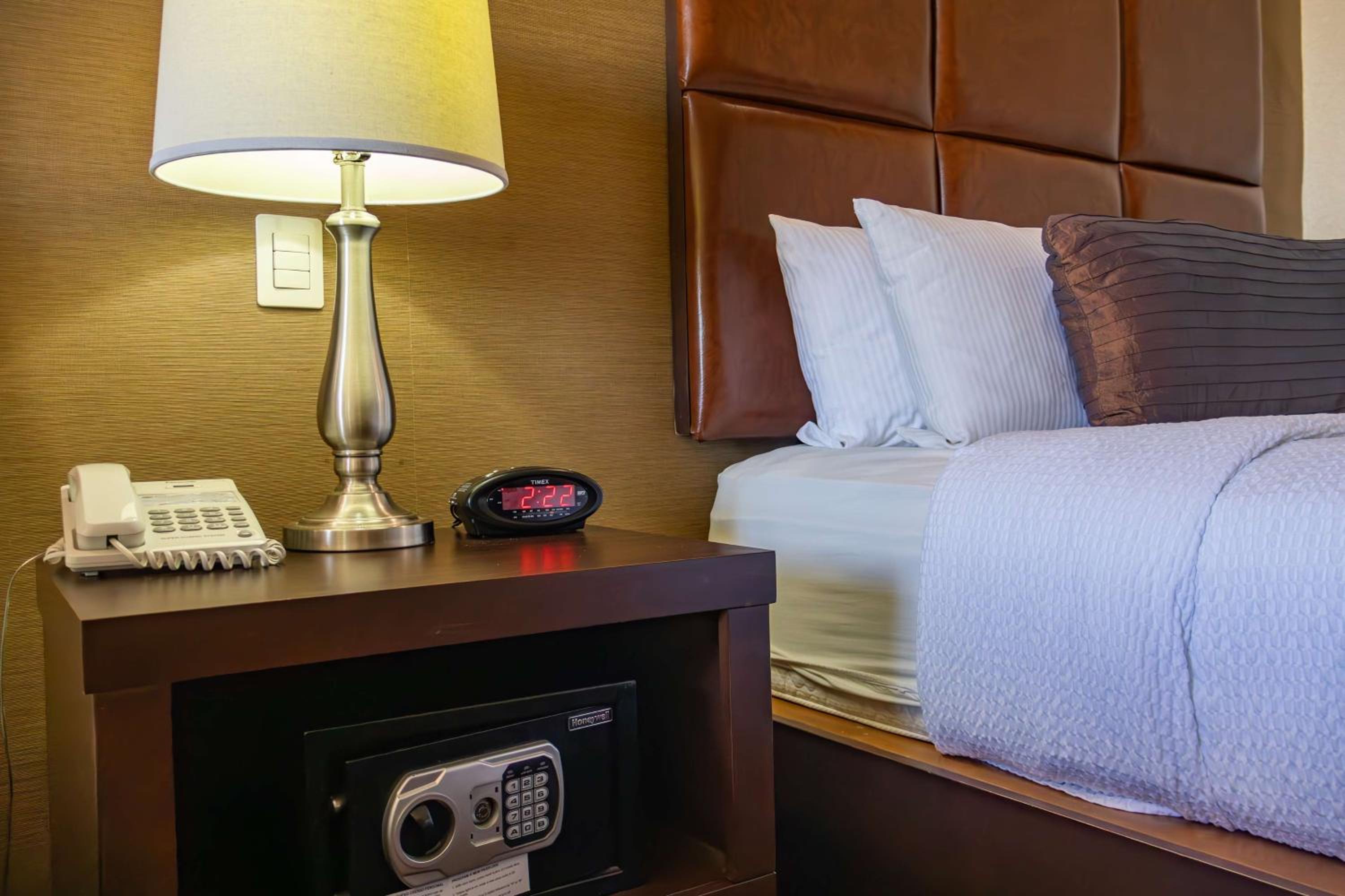 Standard Room, 2 Queen Beds, Non Smoking, Microwave thumbnail 5